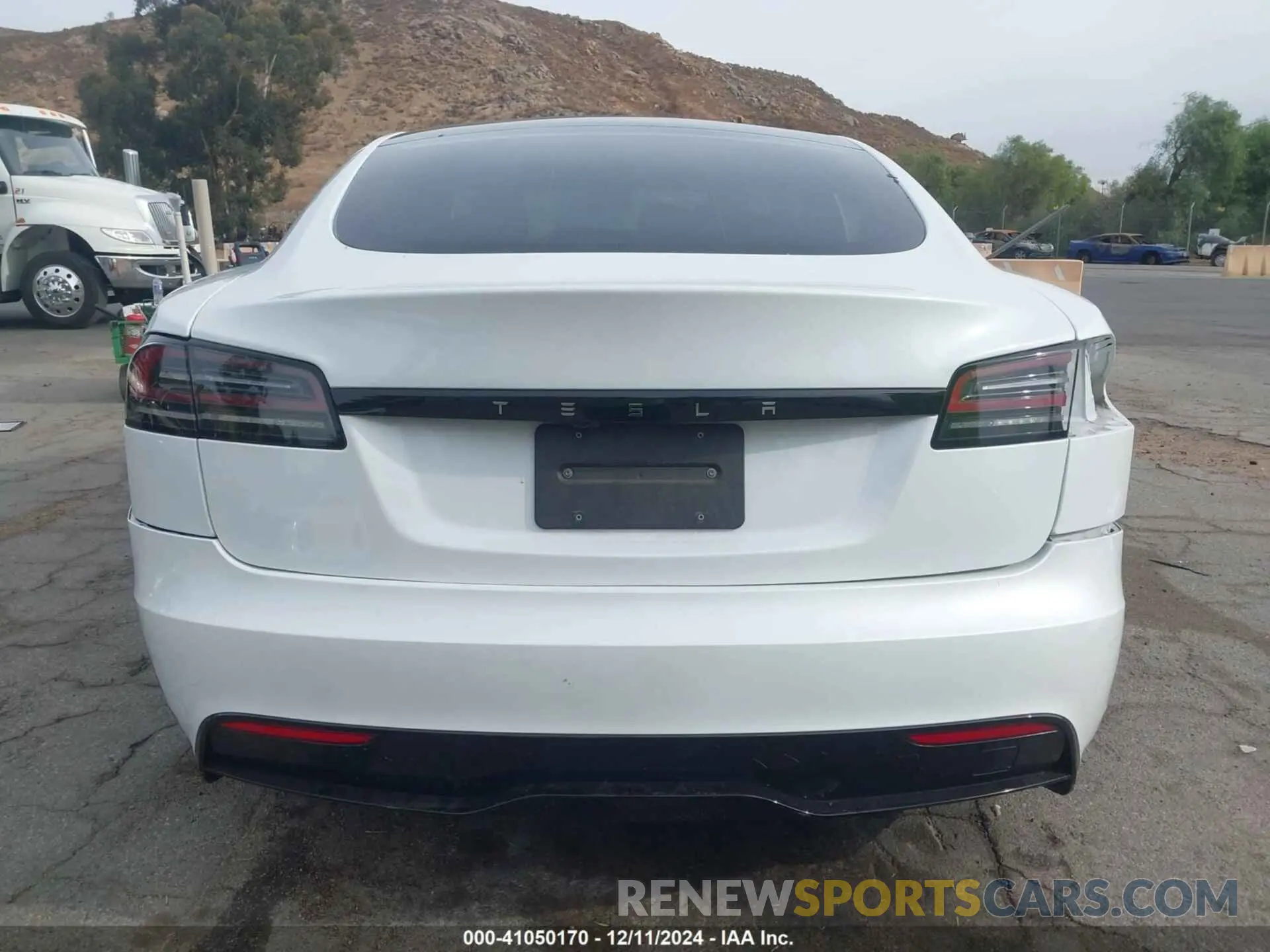 17 Photograph of a damaged car 5YJSA1E58PF511631 TESLA MODEL S 2023