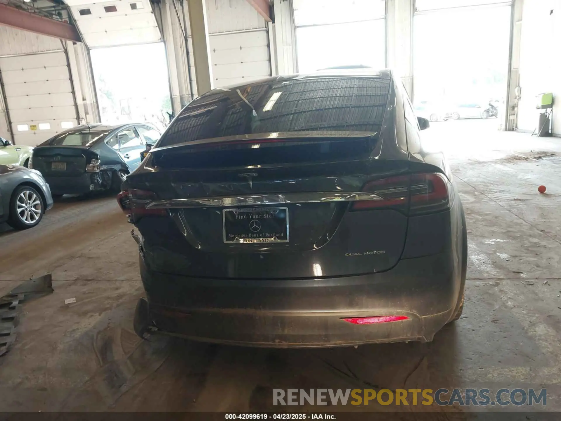 17 Фотография поврежденного автомобиля 5YJXCBE22LF261759 TESLA MODEL X 2020