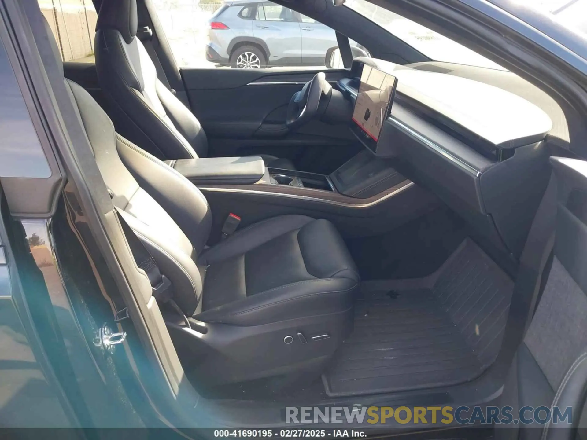 4 Photograph of a damaged car 7SAXCBE56NF330162 TESLA MODEL X 2022