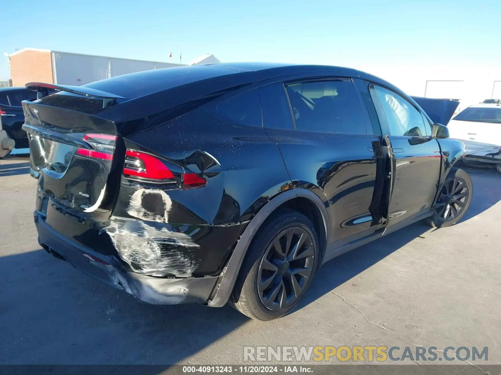 4 Photograph of a damaged car 7SAXCBE69NF332951 TESLA MODEL X 2022