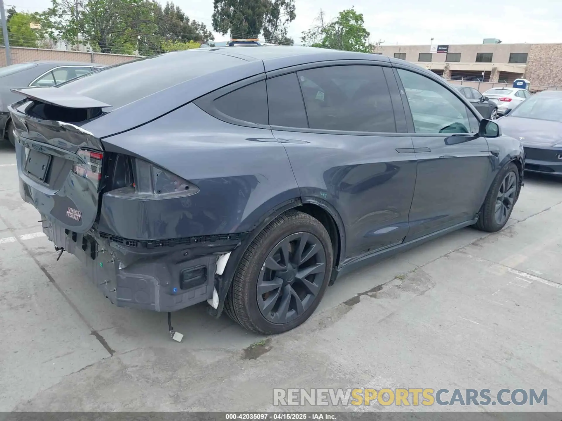 4 Photograph of a damaged car 7SAXCBE6XNF337687 TESLA MODEL X 2022