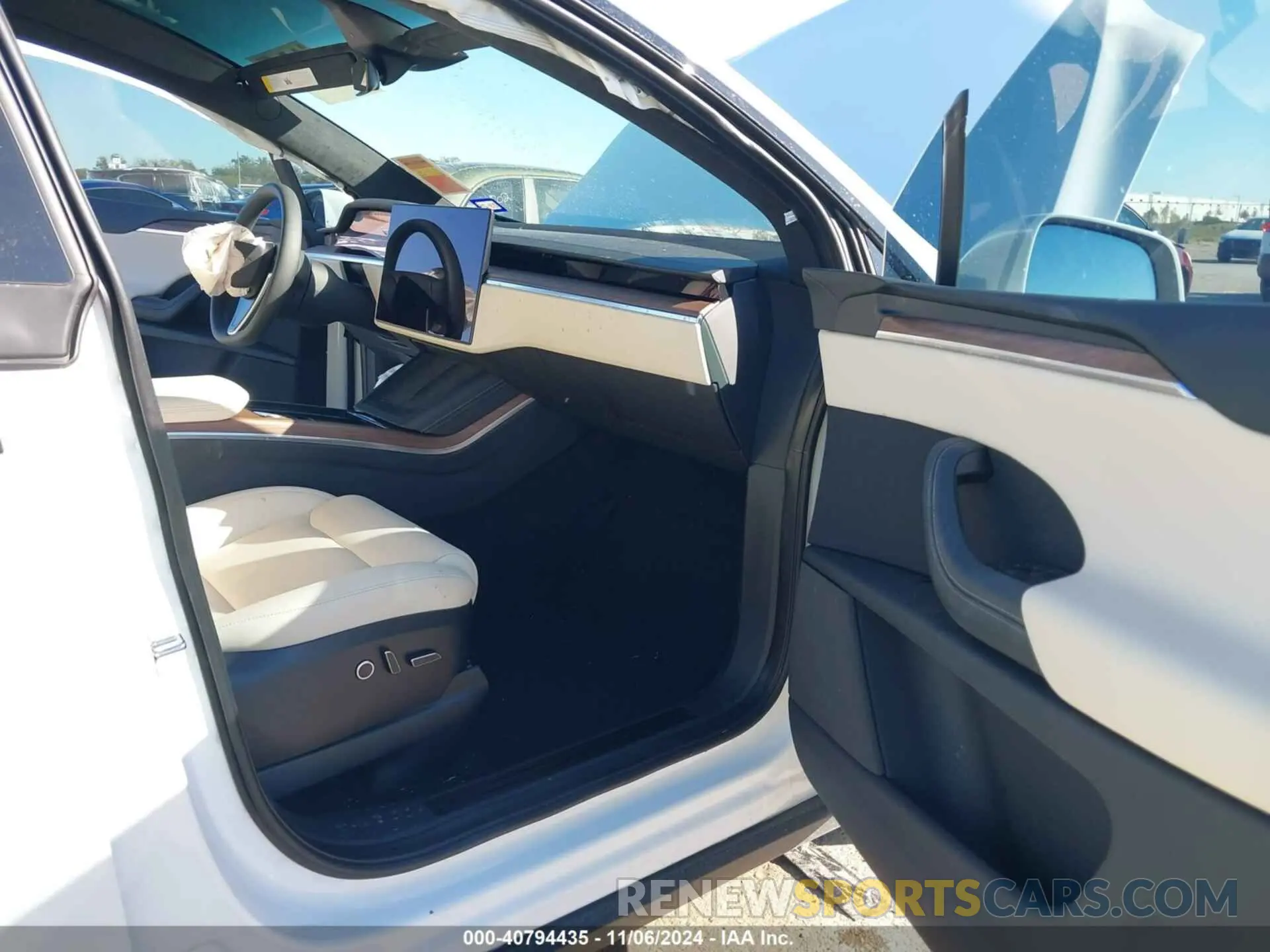 5 Photograph of a damaged car 7SAXCBE5XRF442615 TESLA MODEL X 2024