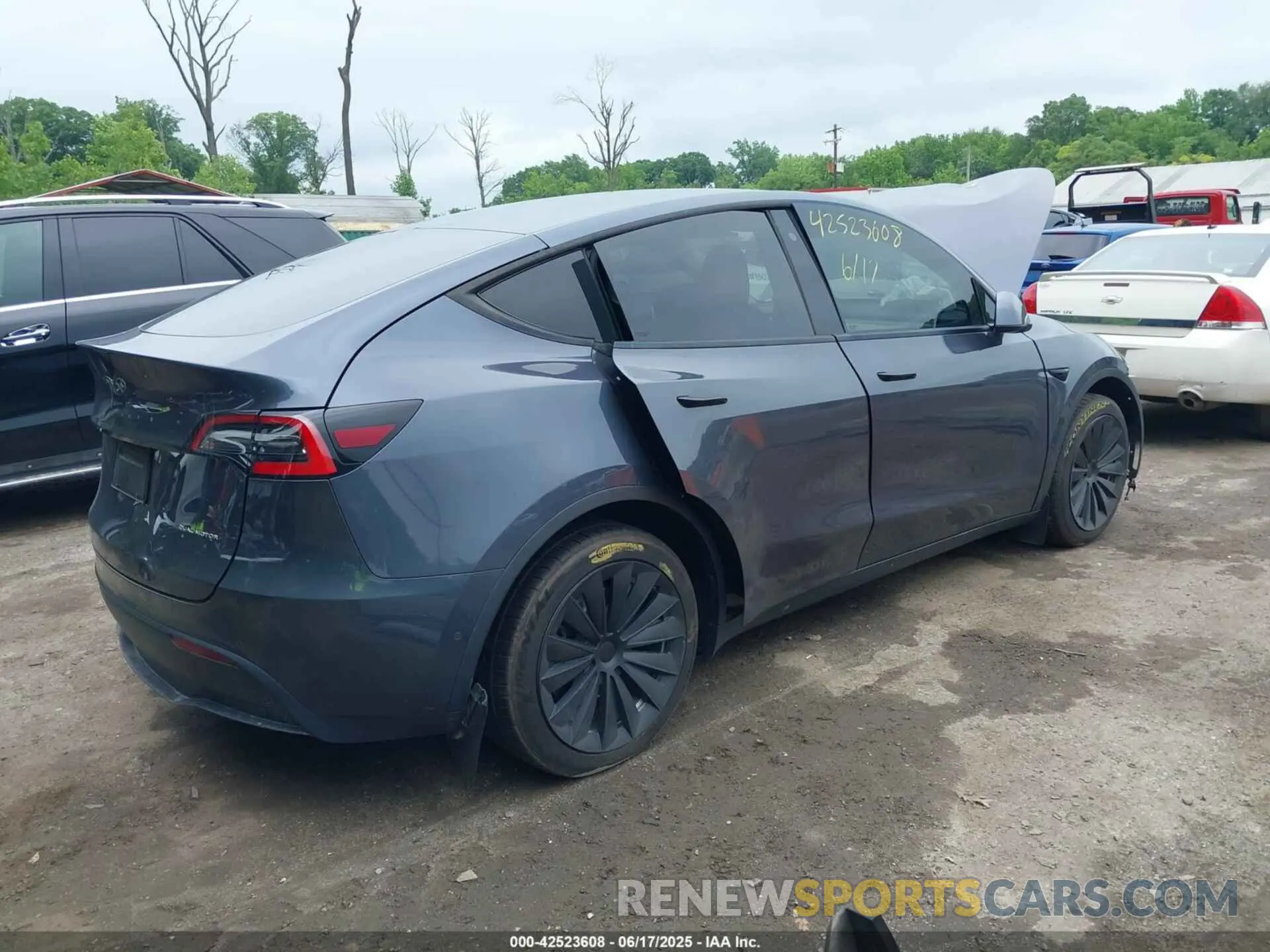 4 Photograph of a damaged car 5YJYGDEE1LF044914 TESLA MODEL Y 2020