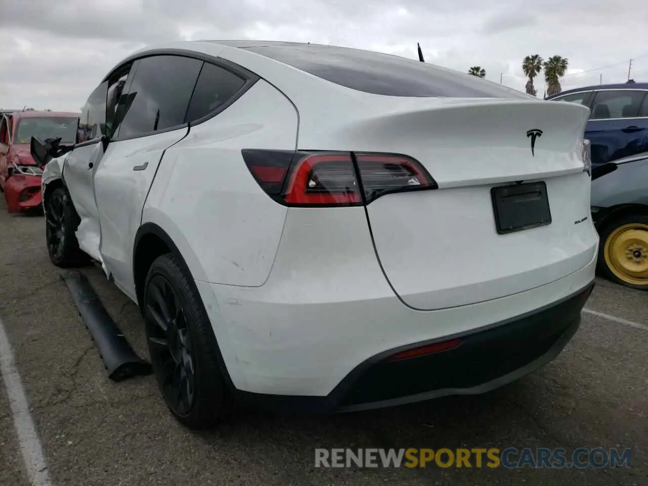 3 Фотография поврежденного автомобиля 5YJYGDEE2LF049300 TESLA MODEL Y 2020