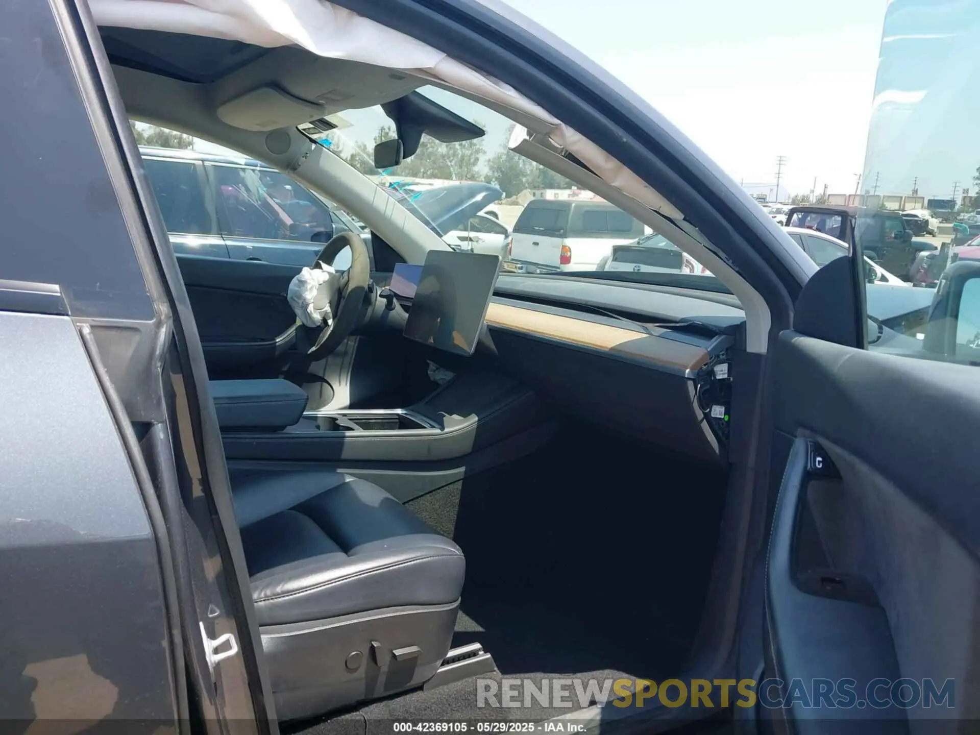 5 Photograph of a damaged car 5YJYGDEEXLF010356 TESLA MODEL Y 2020