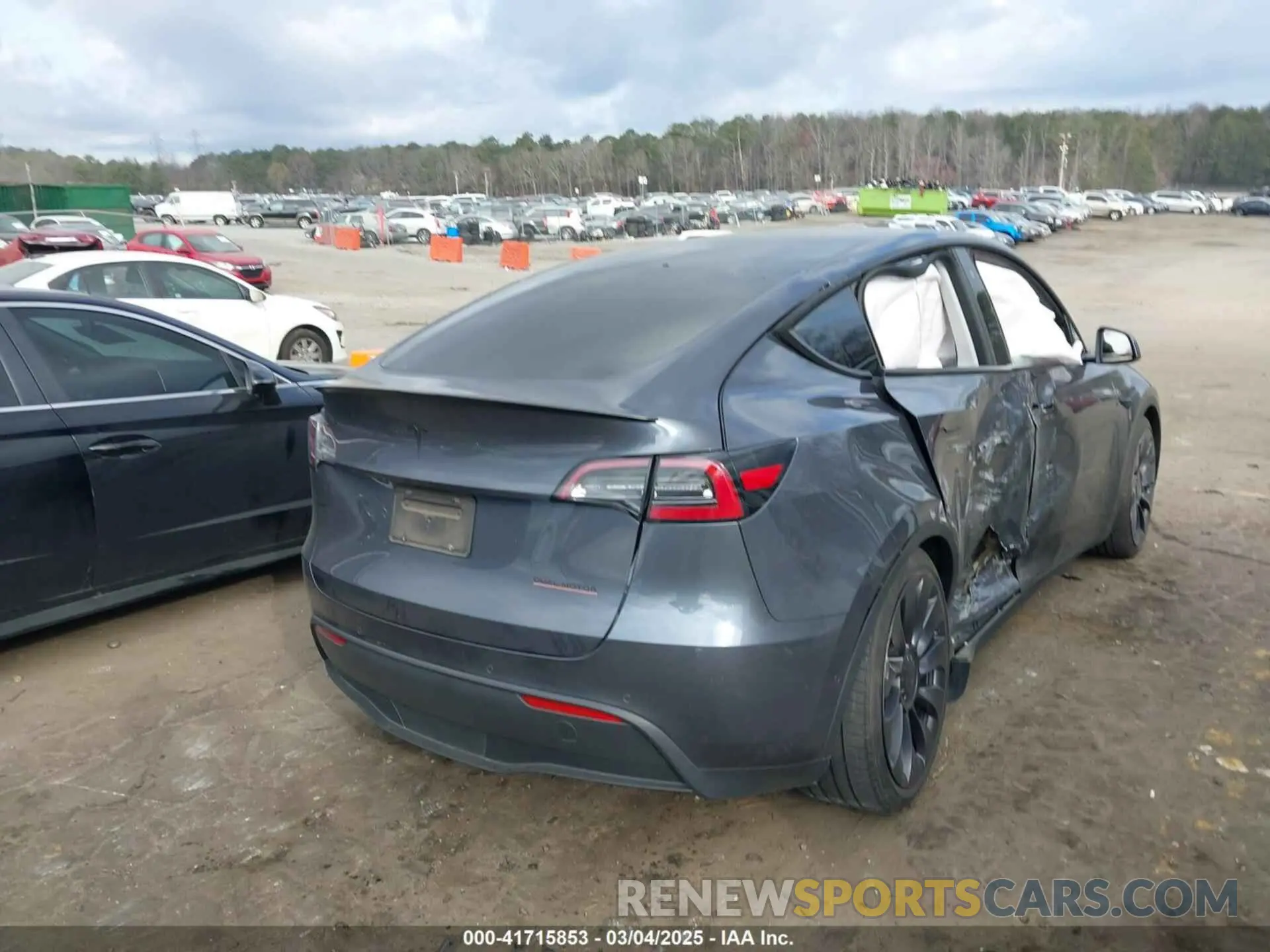 4 Photograph of a damaged car 5YJYGDEFXLF001469 TESLA MODEL Y 2020
