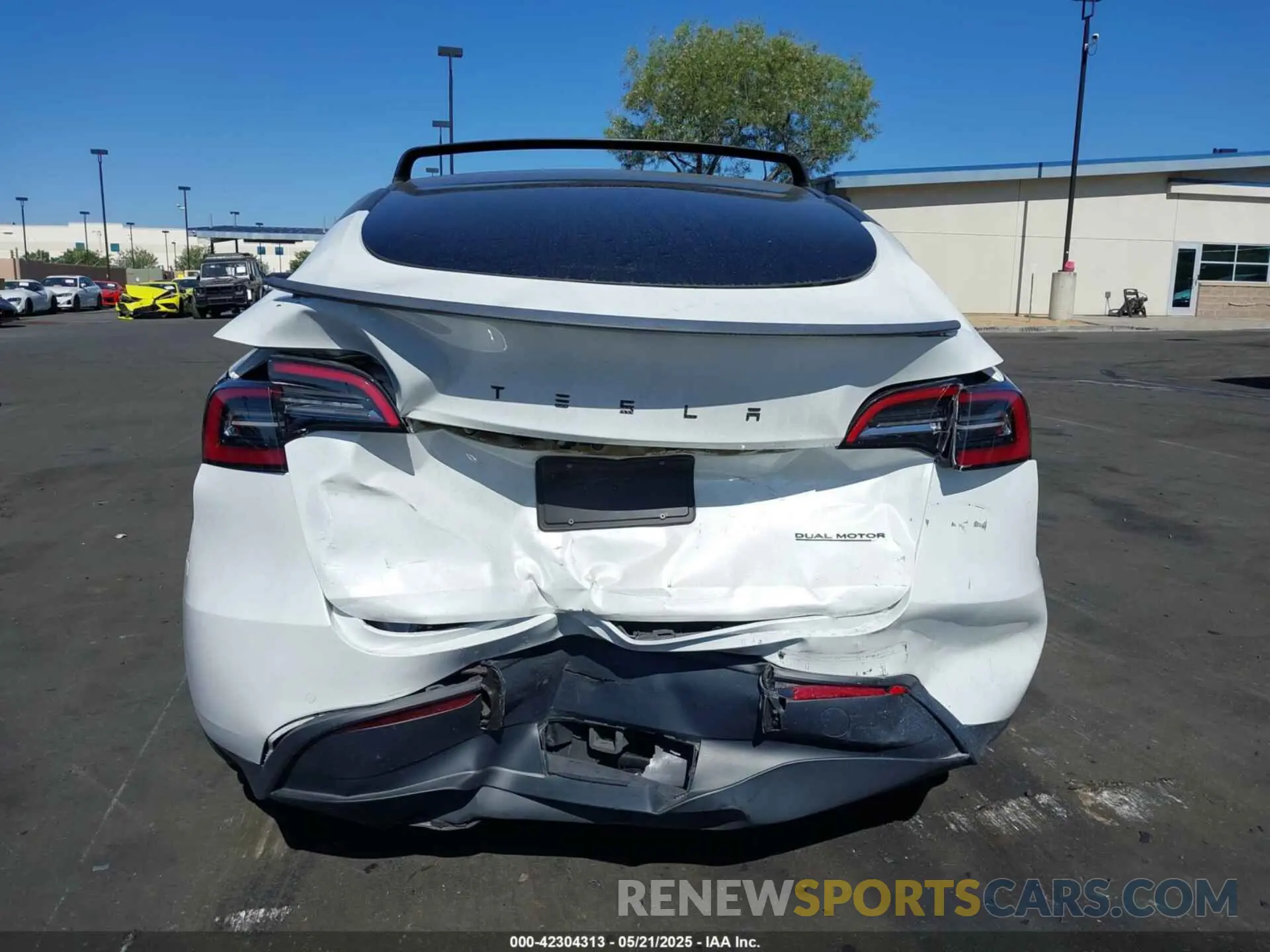 17 Photograph of a damaged car 5YJYGAEE5MF189275 TESLA MODEL Y 2021