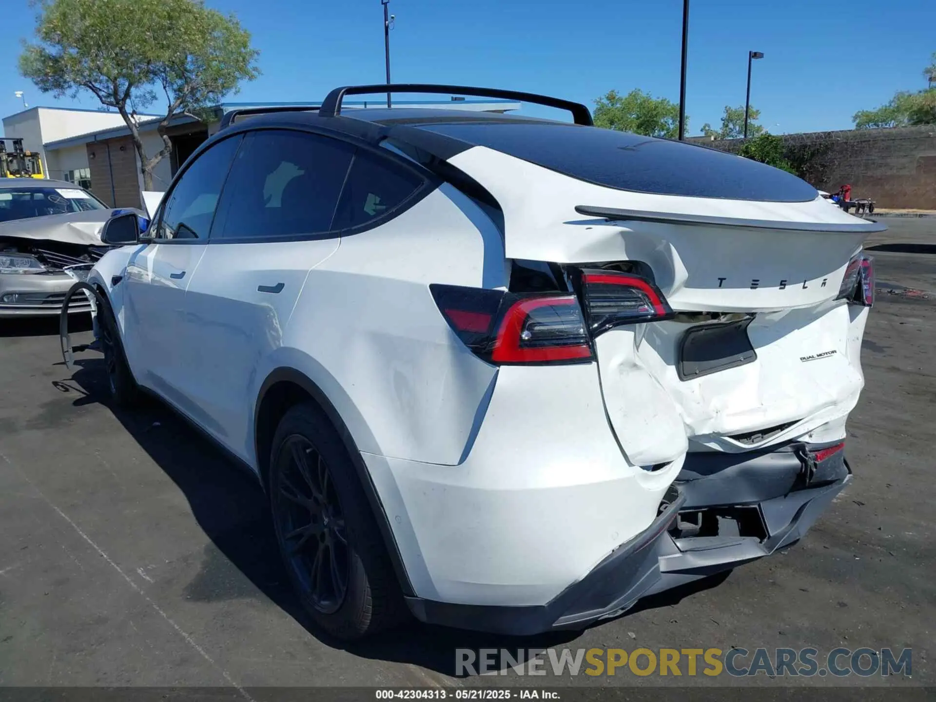 3 Photograph of a damaged car 5YJYGAEE5MF189275 TESLA MODEL Y 2021