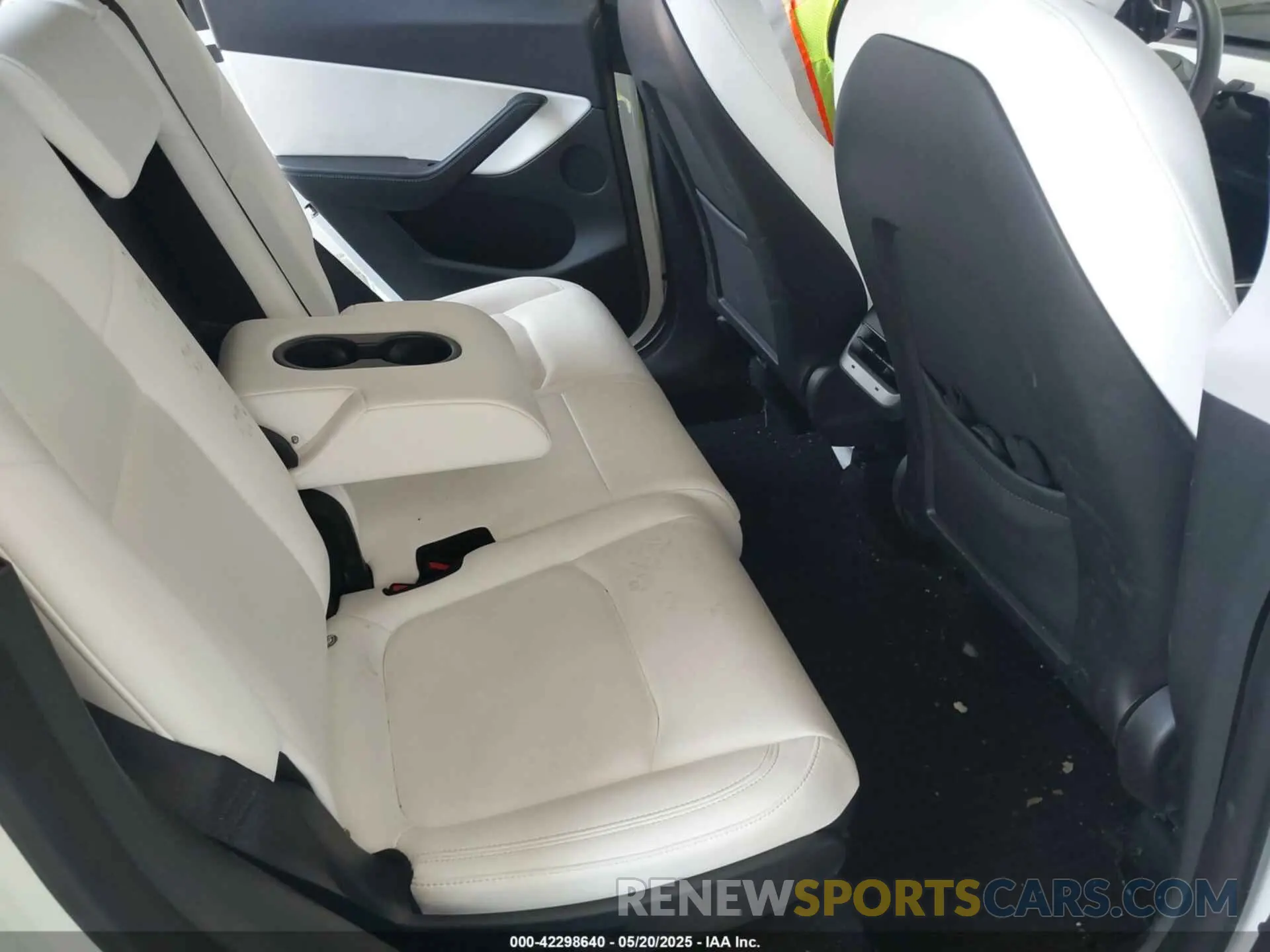 8 Photograph of a damaged car 5YJYGAEE6MF202406 TESLA MODEL Y 2021