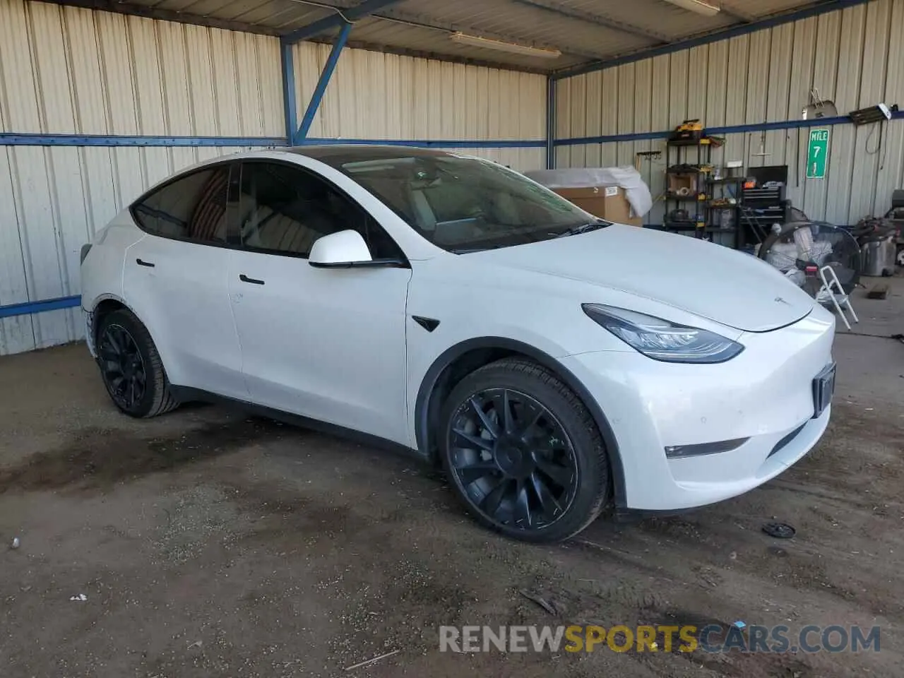 4 Photograph of a damaged car 5YJYGAEE6MF207315 TESLA MODEL Y 2021