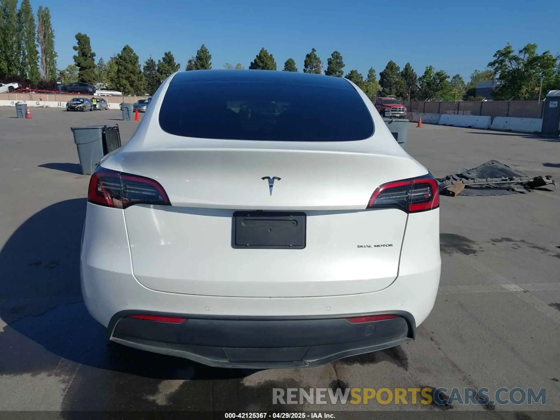 17 Photograph of a damaged car 5YJYGAEE6MF281799 TESLA MODEL Y 2021