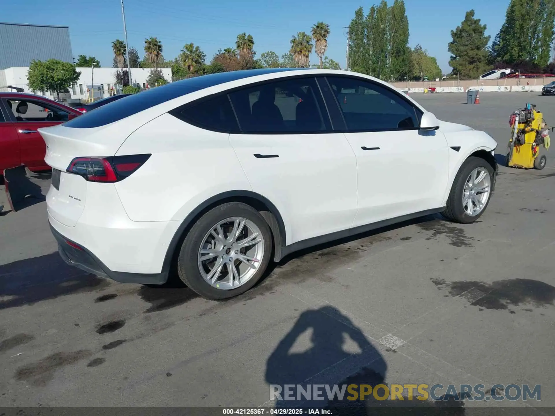 4 Photograph of a damaged car 5YJYGAEE6MF281799 TESLA MODEL Y 2021