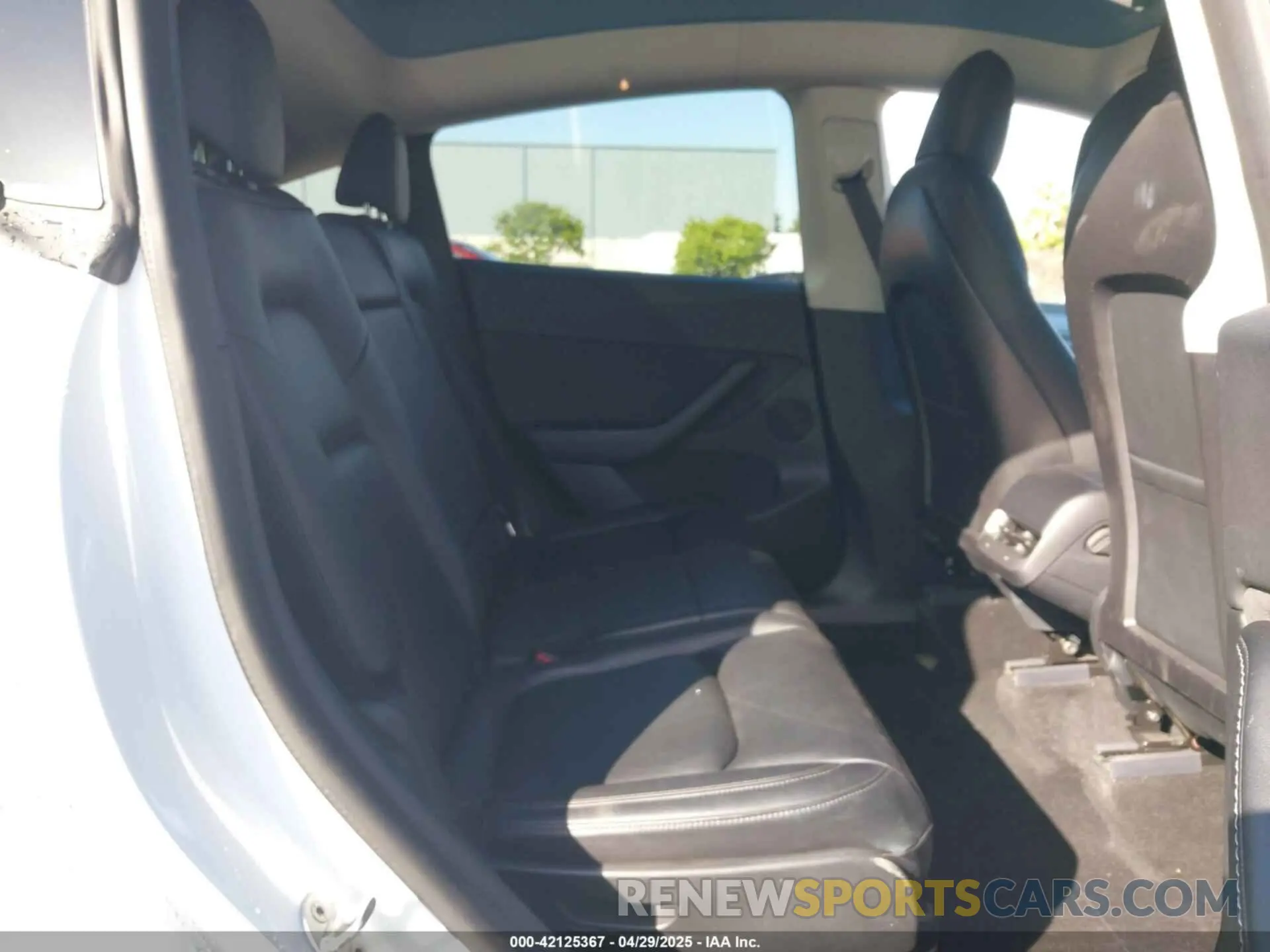 8 Photograph of a damaged car 5YJYGAEE6MF281799 TESLA MODEL Y 2021