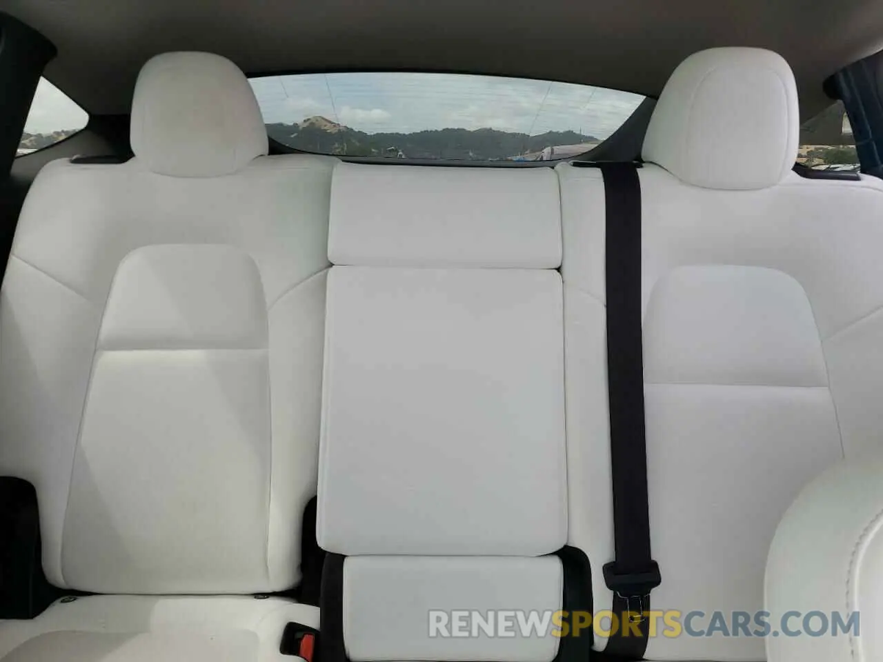 10 Photograph of a damaged car 5YJYGAEE7MF205265 TESLA MODEL Y 2021
