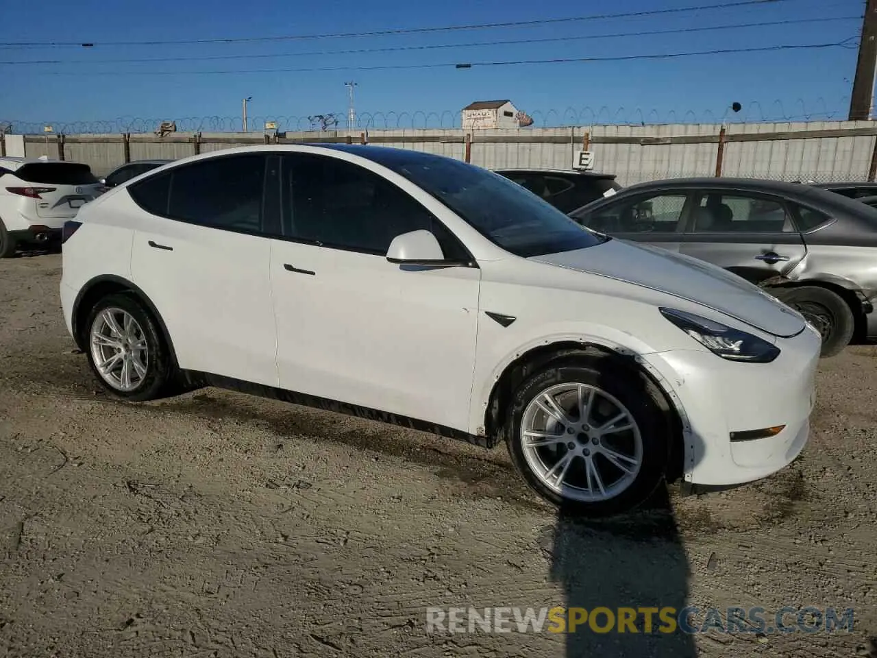 4 Photograph of a damaged car 5YJYGDED2MF109469 TESLA MODEL Y 2021