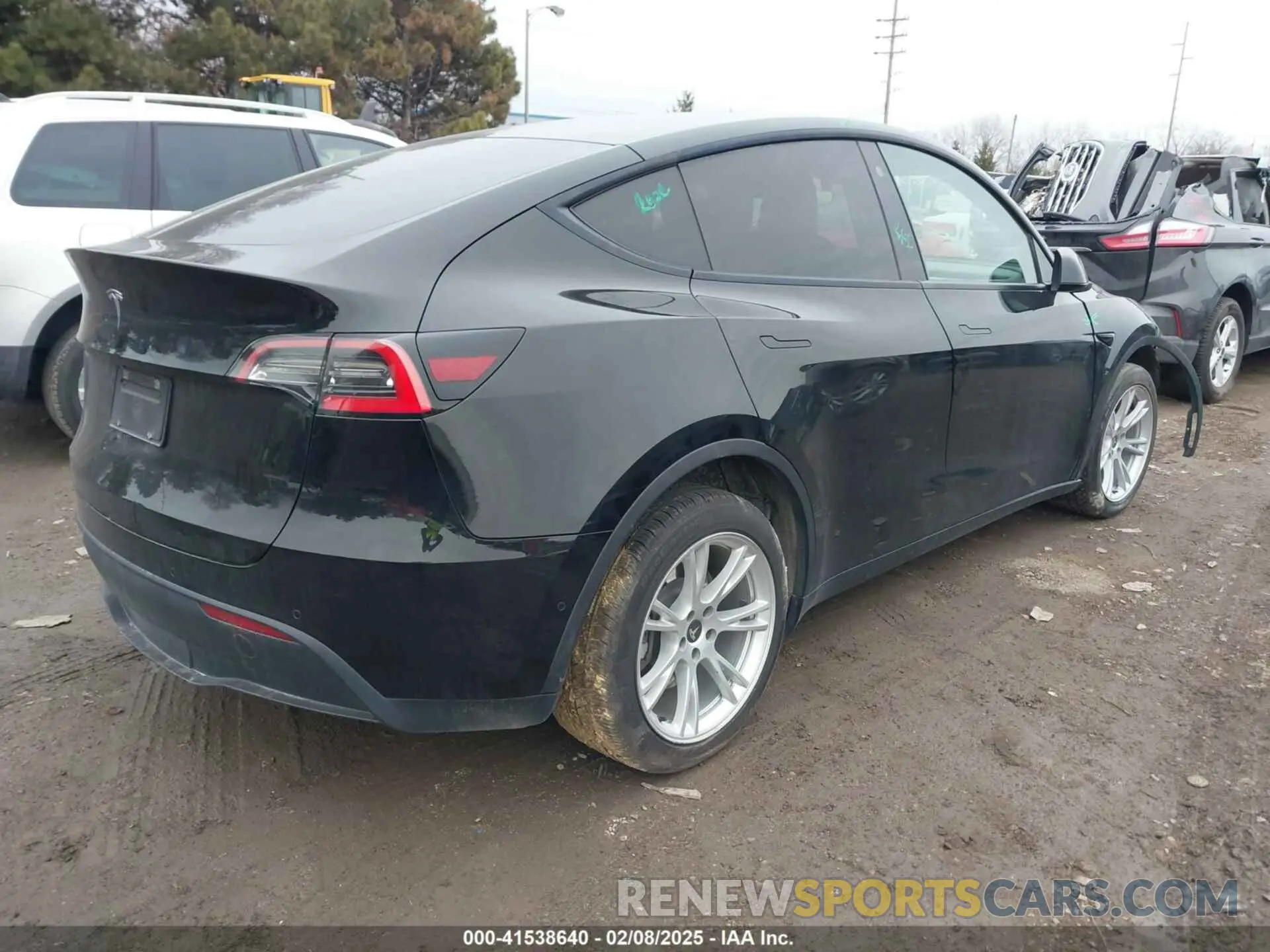 4 Photograph of a damaged car 5YJYGDED5MF110941 TESLA MODEL Y 2021