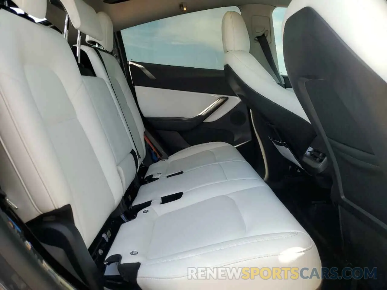 10 Photograph of a damaged car 5YJYGDED6MF110558 TESLA MODEL Y 2021