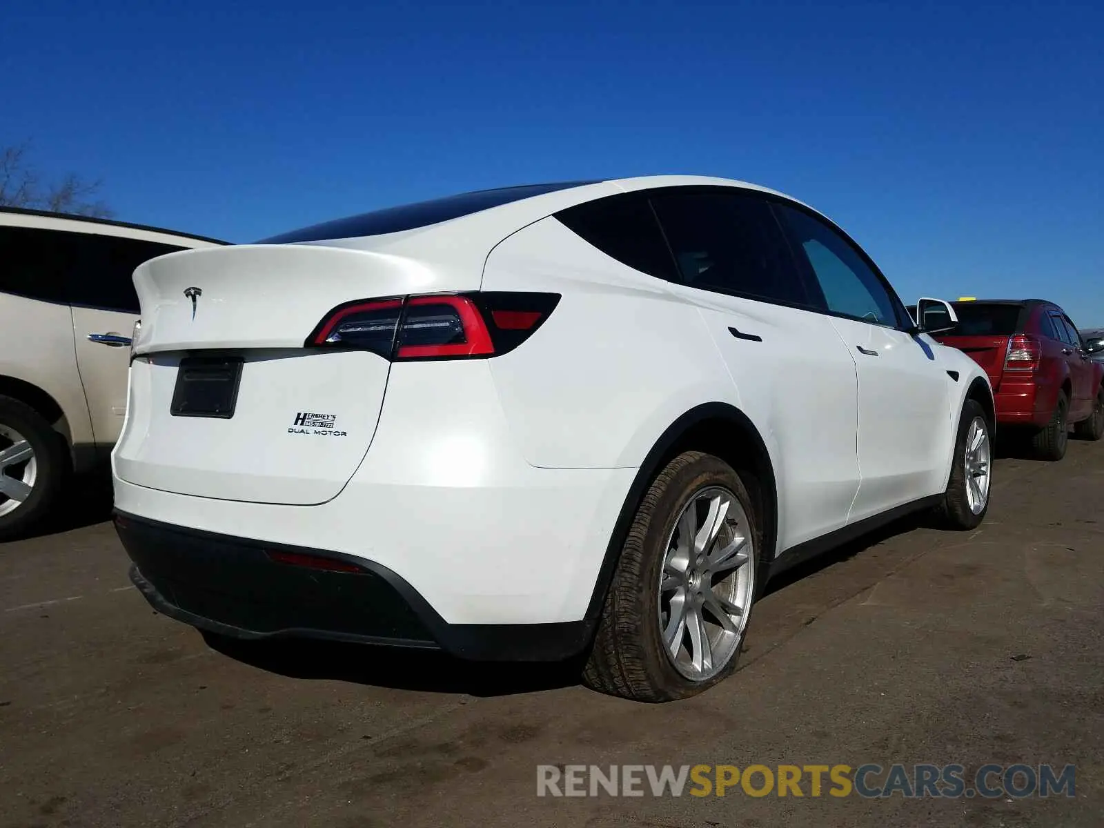 4 Photograph of a damaged car 5YJYGDEE0MF061138 TESLA MODEL Y 2021