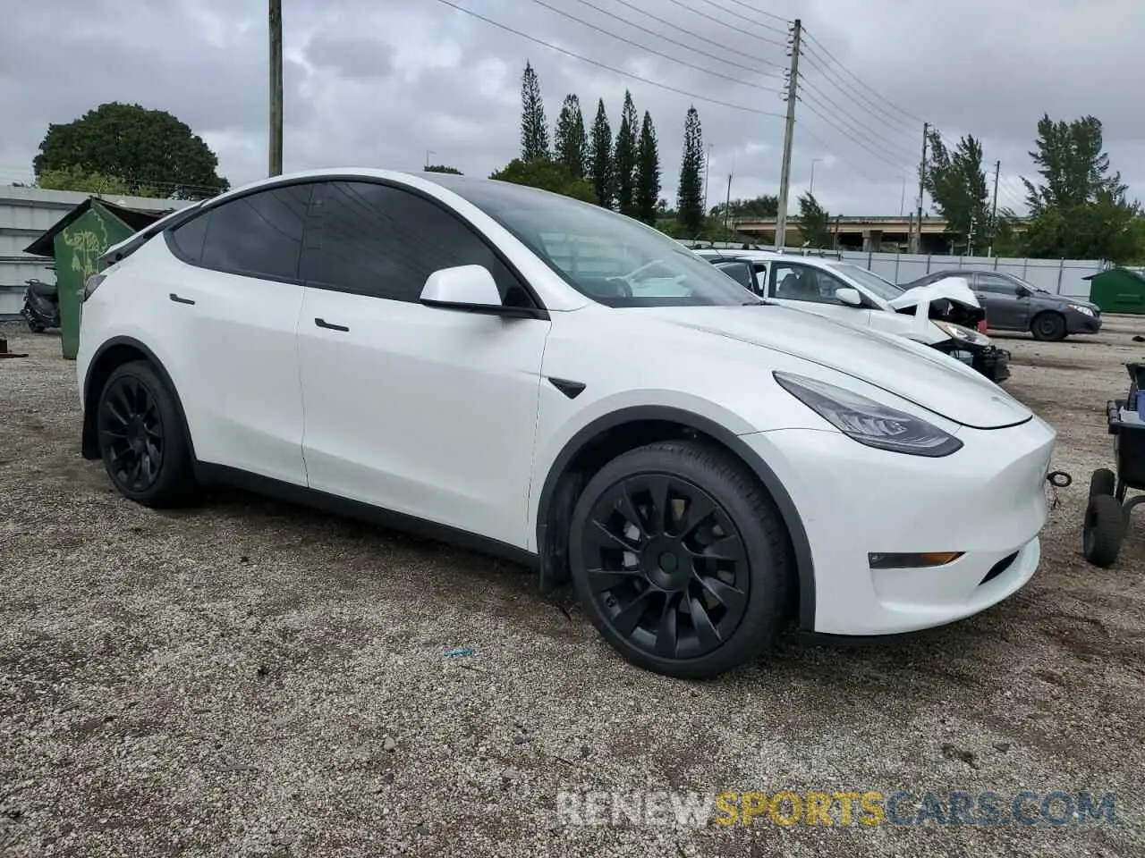 4 Photograph of a damaged car 5YJYGDEE0MF141586 TESLA MODEL Y 2021