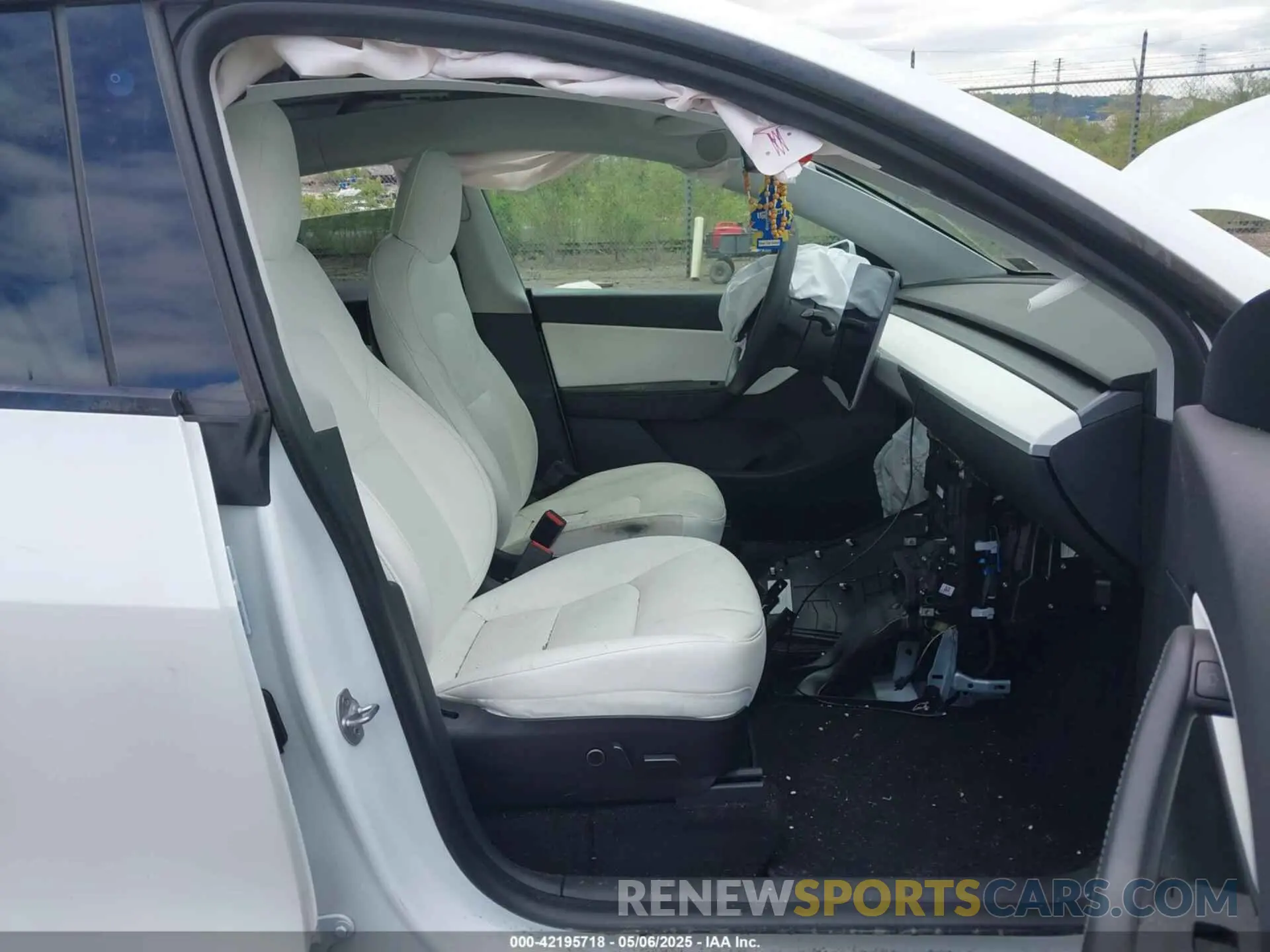 5 Photograph of a damaged car 5YJYGDEE0MF144777 TESLA MODEL Y 2021