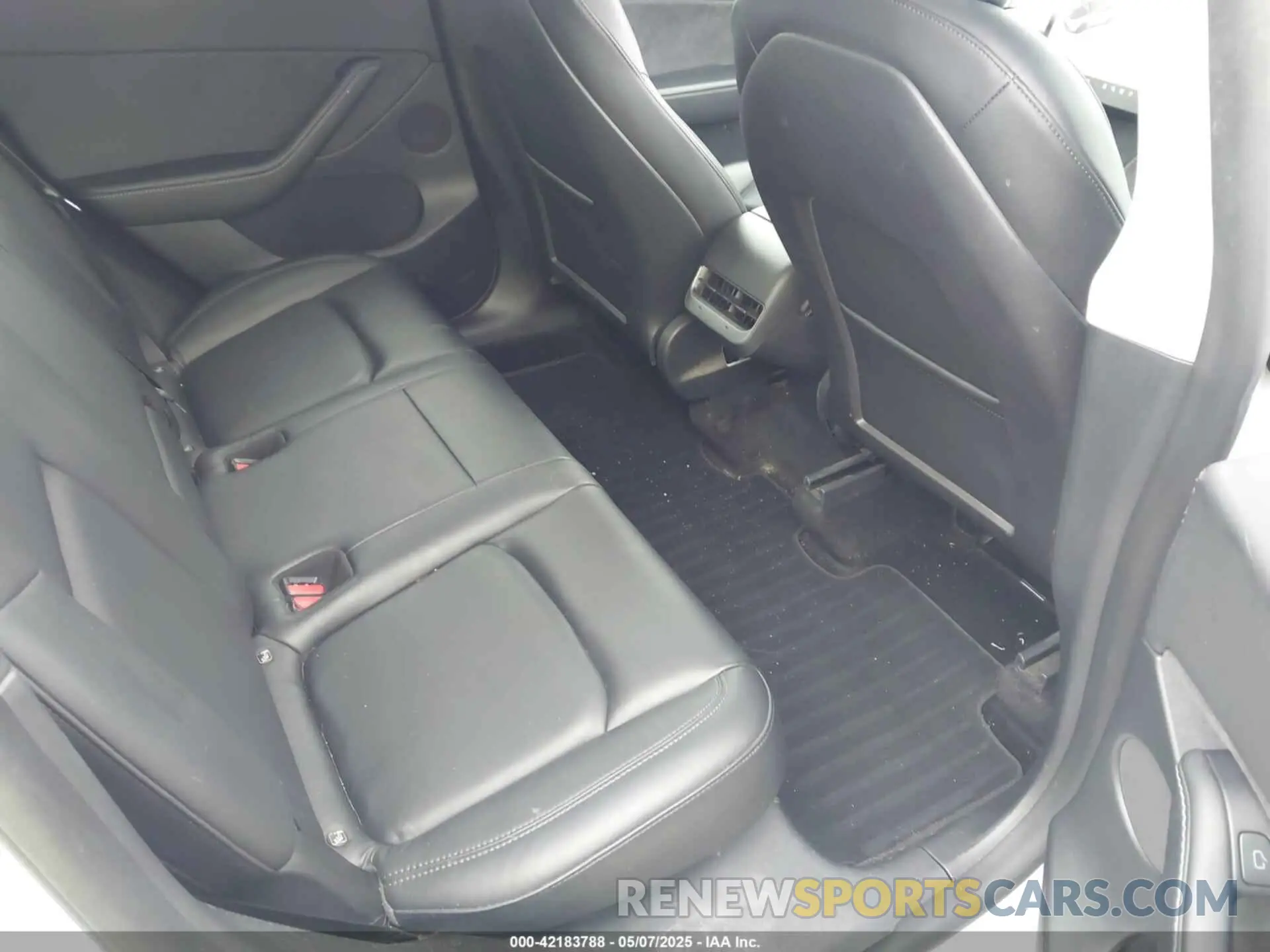 8 Photograph of a damaged car 5YJYGDEE0MF233524 TESLA MODEL Y 2021