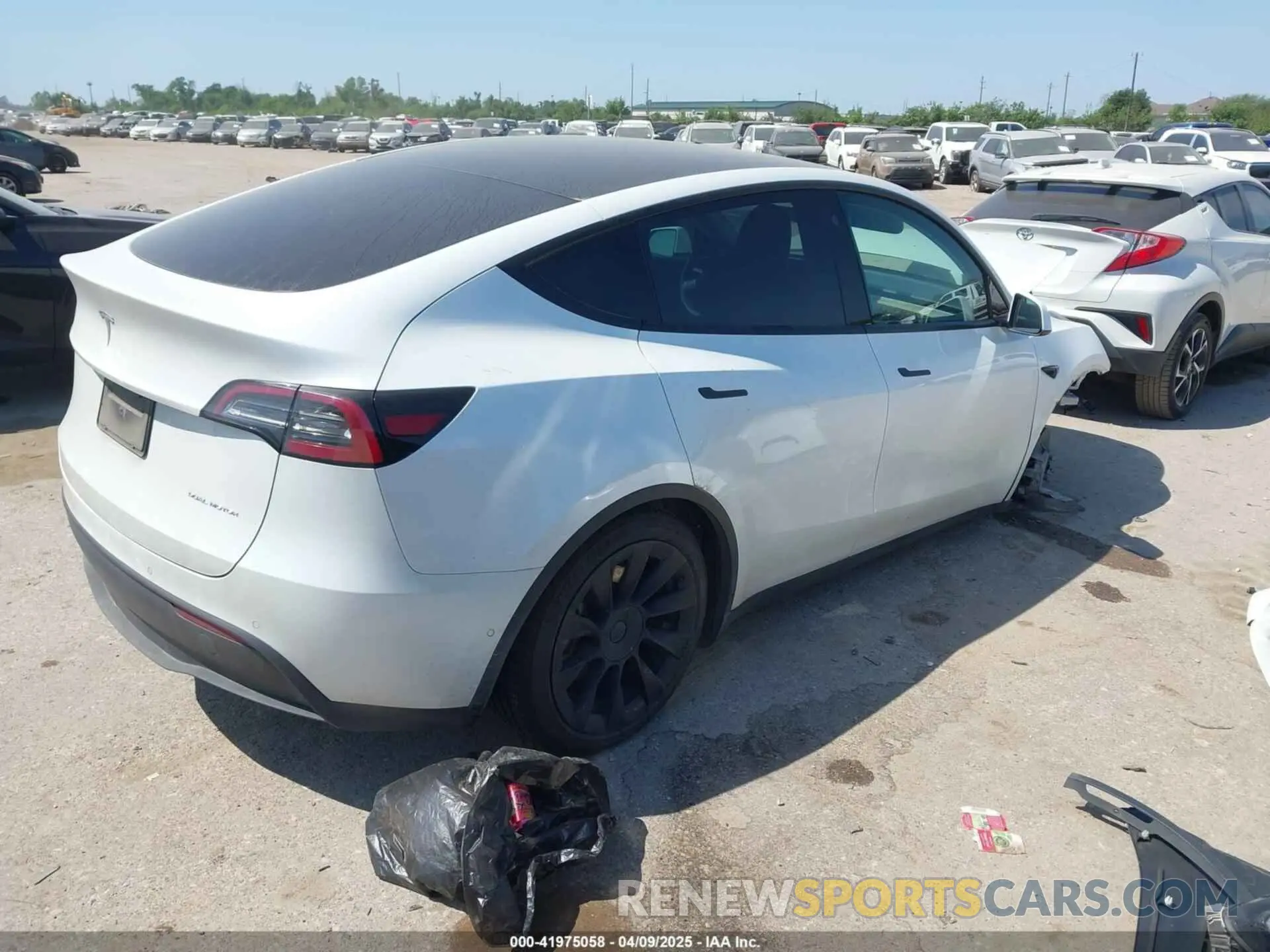 4 Photograph of a damaged car 5YJYGDEE0MF265339 TESLA MODEL Y 2021