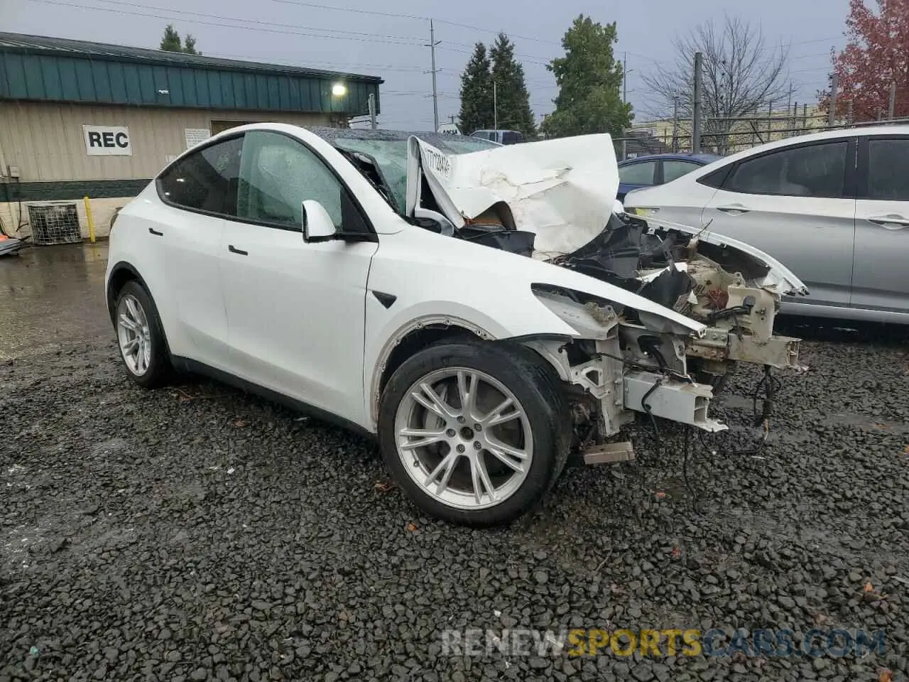 4 Photograph of a damaged car 5YJYGDEE1MF199495 TESLA MODEL Y 2021
