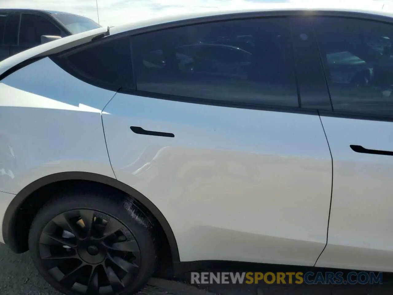 10 Photograph of a damaged car 5YJYGDEE1MF265074 TESLA MODEL Y 2021
