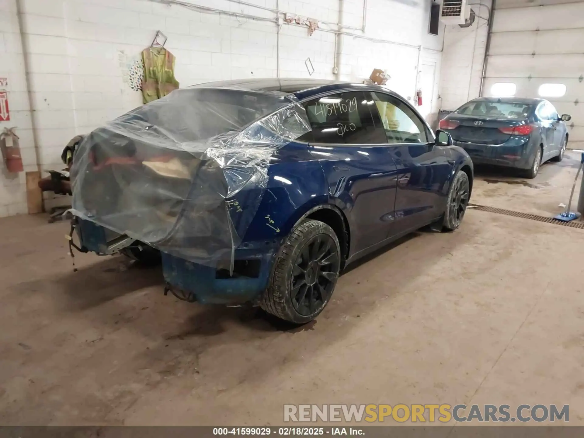 4 Photograph of a damaged car 5YJYGDEE2MF185945 TESLA MODEL Y 2021