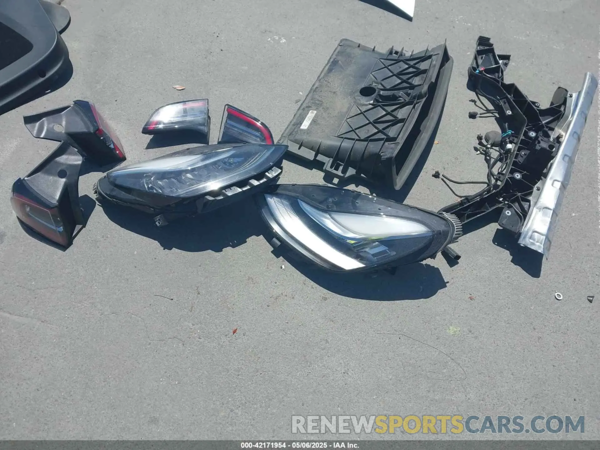 21 Photograph of a damaged car 5YJYGDEE2MF225098 TESLA MODEL Y 2021