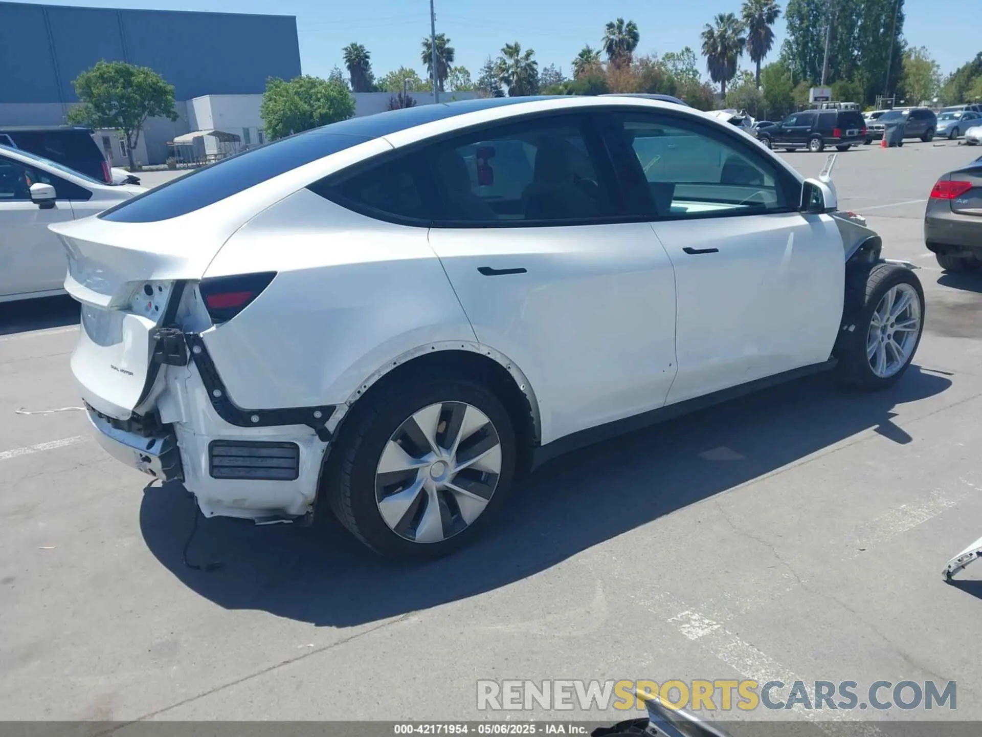 4 Photograph of a damaged car 5YJYGDEE2MF225098 TESLA MODEL Y 2021