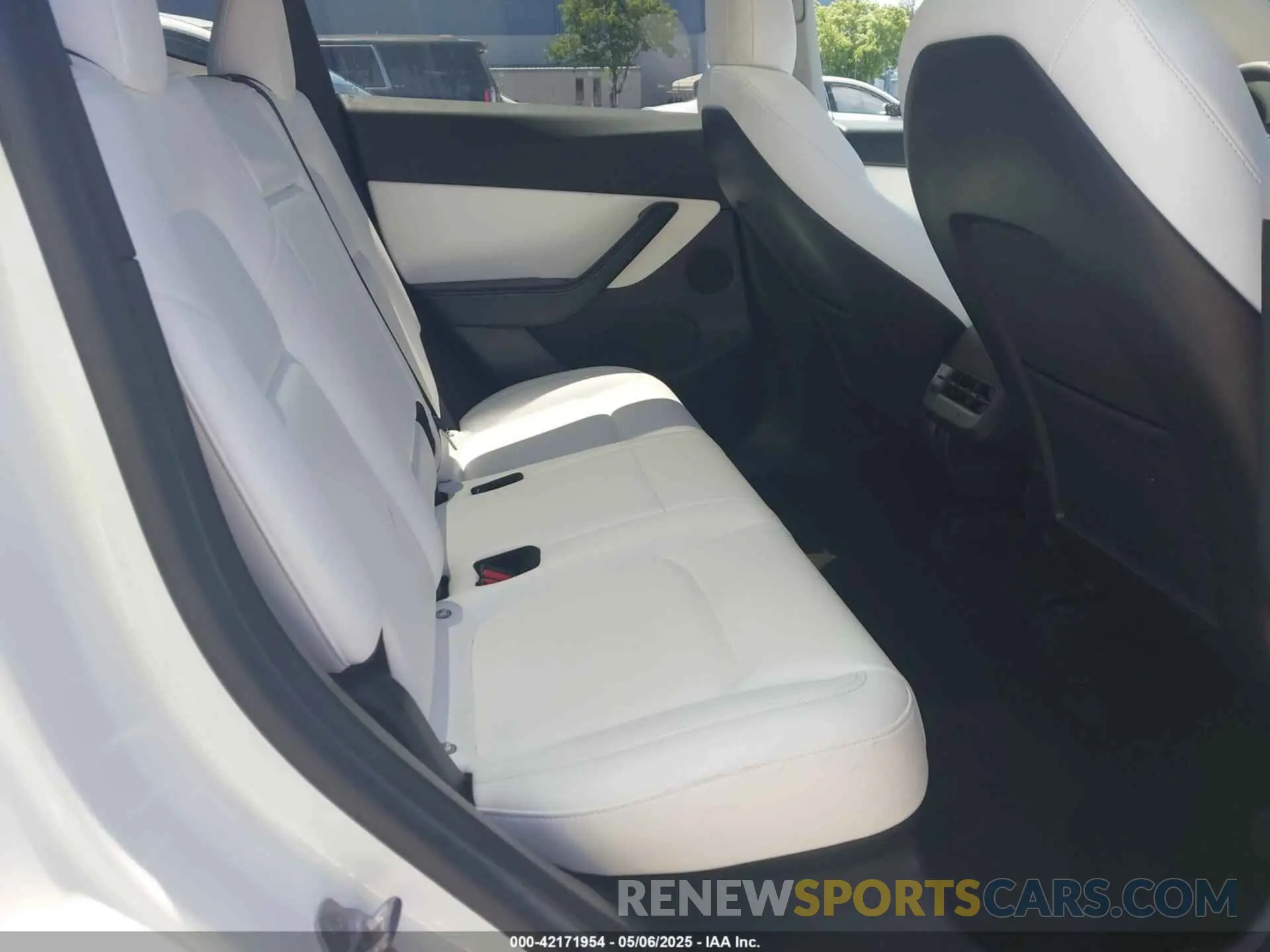 8 Photograph of a damaged car 5YJYGDEE2MF225098 TESLA MODEL Y 2021