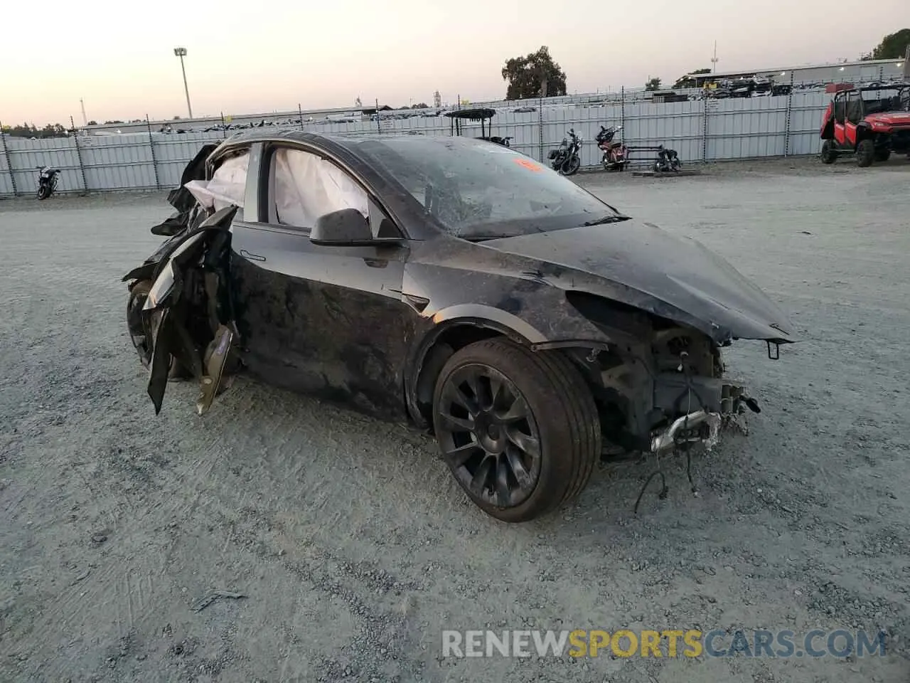 4 Photograph of a damaged car 5YJYGDEE4MF212885 TESLA MODEL Y 2021
