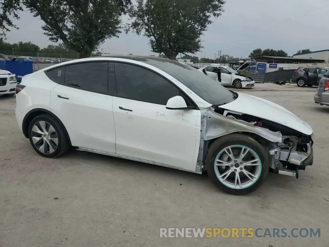 4 Photograph of a damaged car 5YJYGDEE4MF287327 TESLA MODEL Y 2021