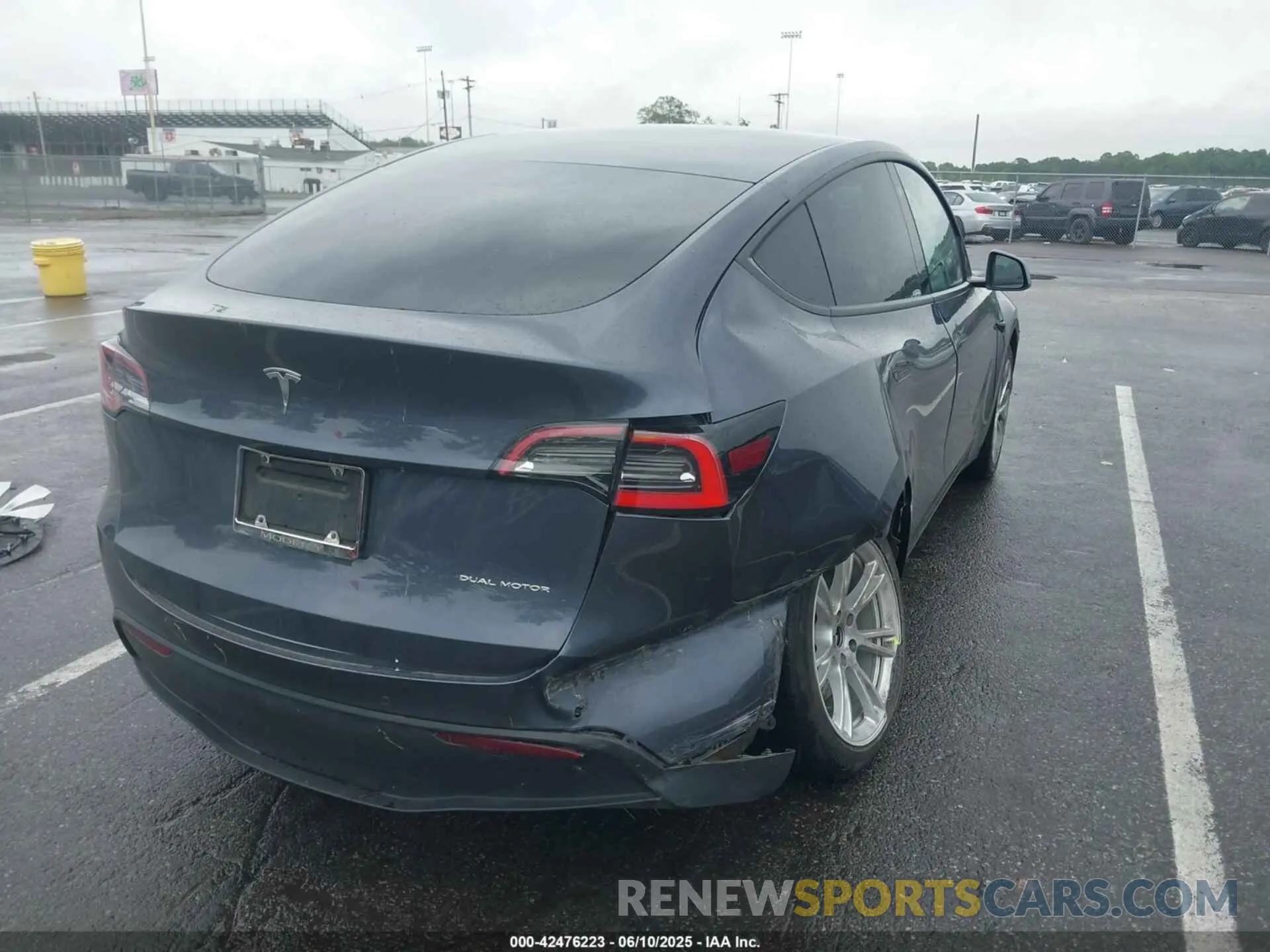 4 Photograph of a damaged car 5YJYGDEE5MF069798 TESLA MODEL Y 2021