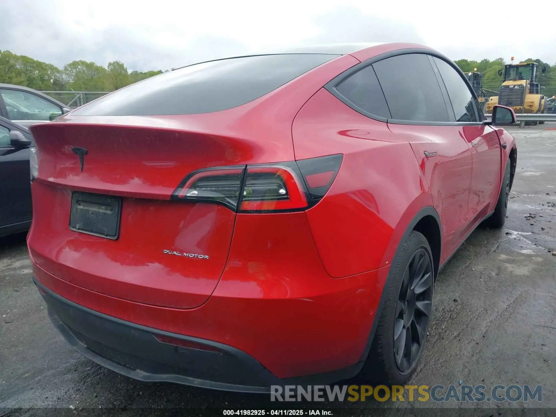 4 Photograph of a damaged car 5YJYGDEE5MF085032 TESLA MODEL Y 2021