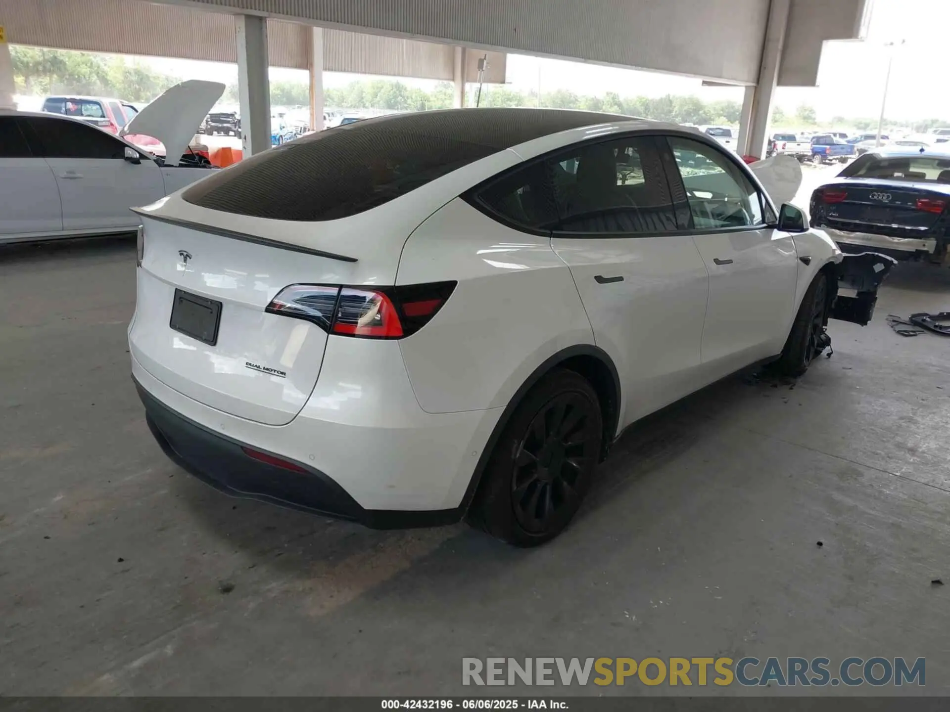 4 Photograph of a damaged car 5YJYGDEE5MF119695 TESLA MODEL Y 2021