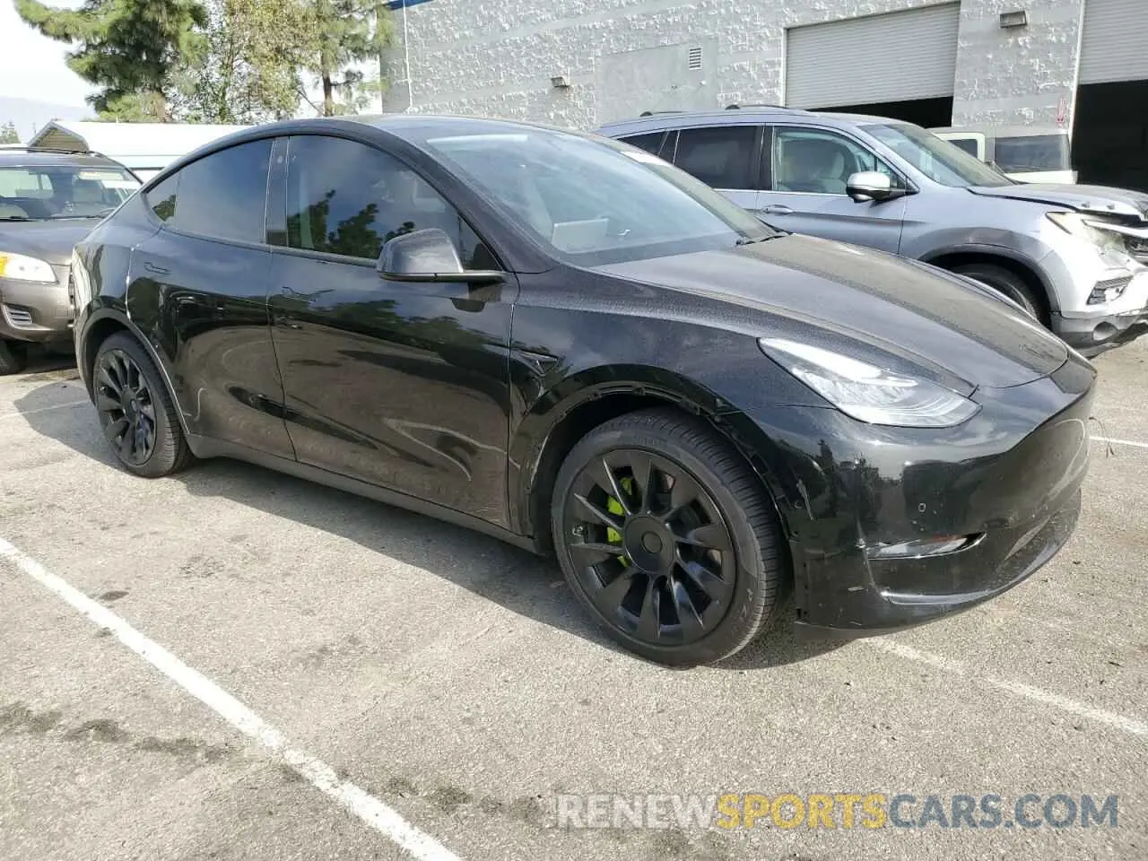 4 Photograph of a damaged car 5YJYGDEE6MF067610 TESLA MODEL Y 2021