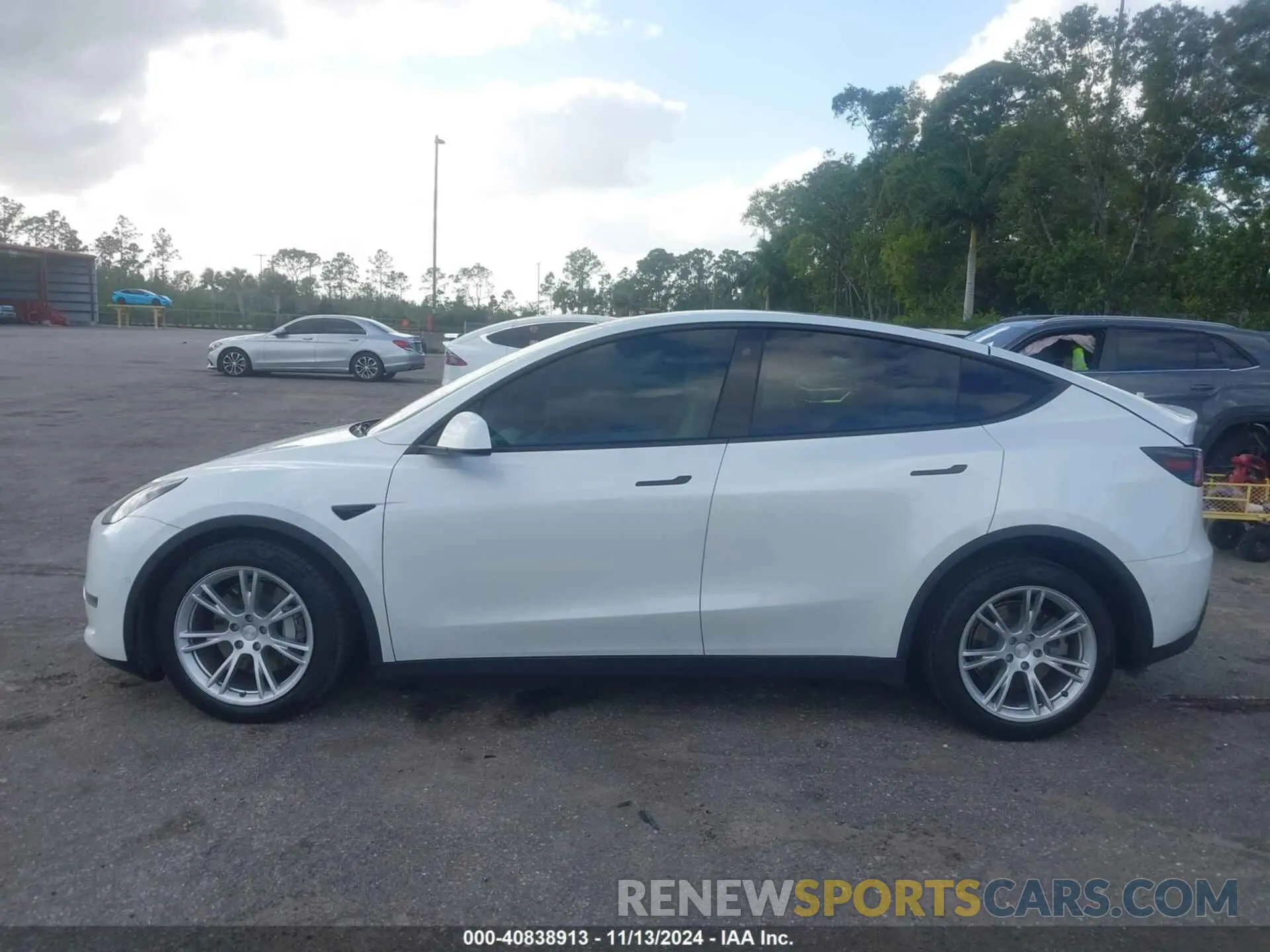 14 Photograph of a damaged car 5YJYGDEE6MF102873 TESLA MODEL Y 2021