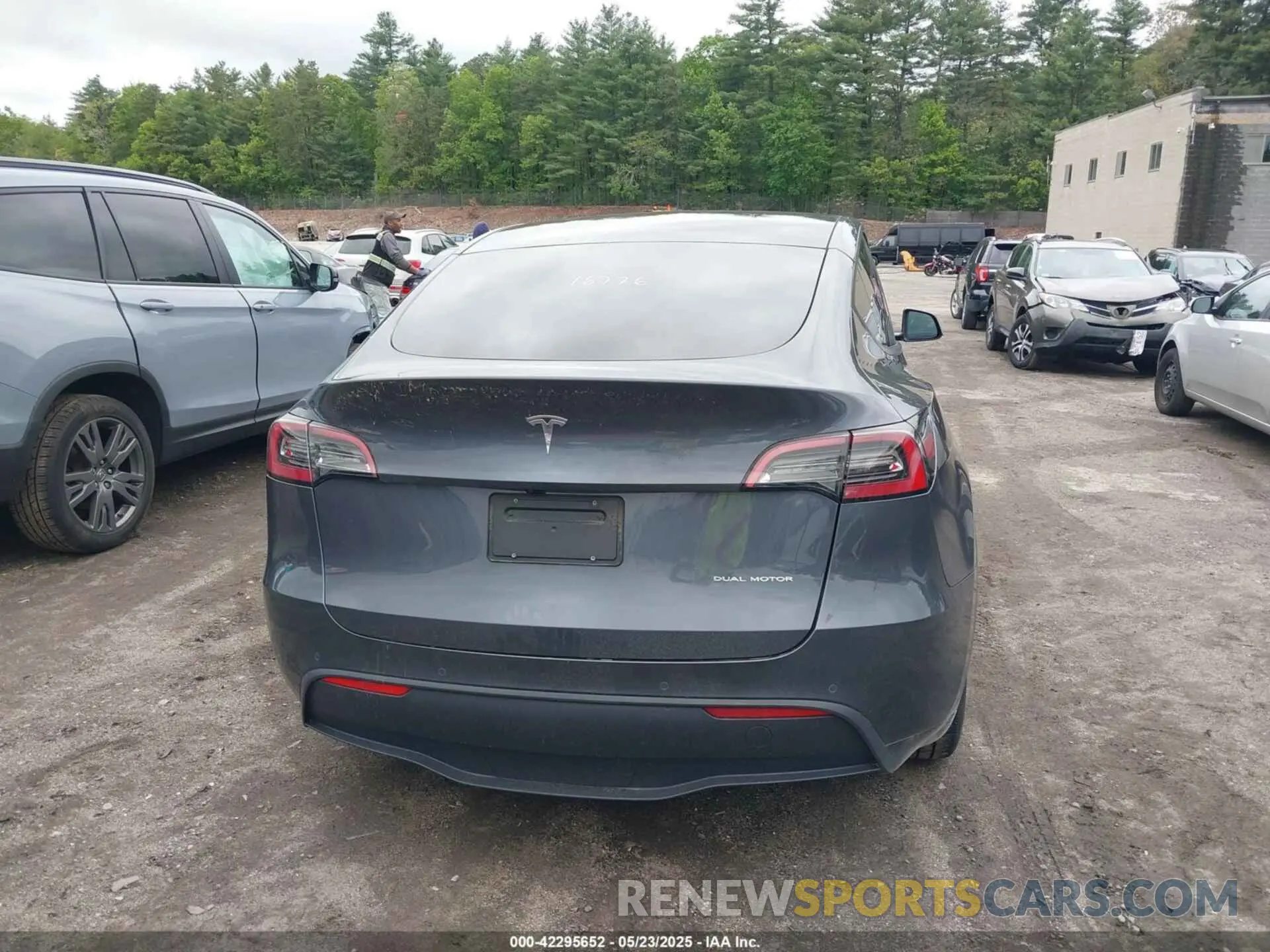 16 Photograph of a damaged car 5YJYGDEE6MF146341 TESLA MODEL Y 2021