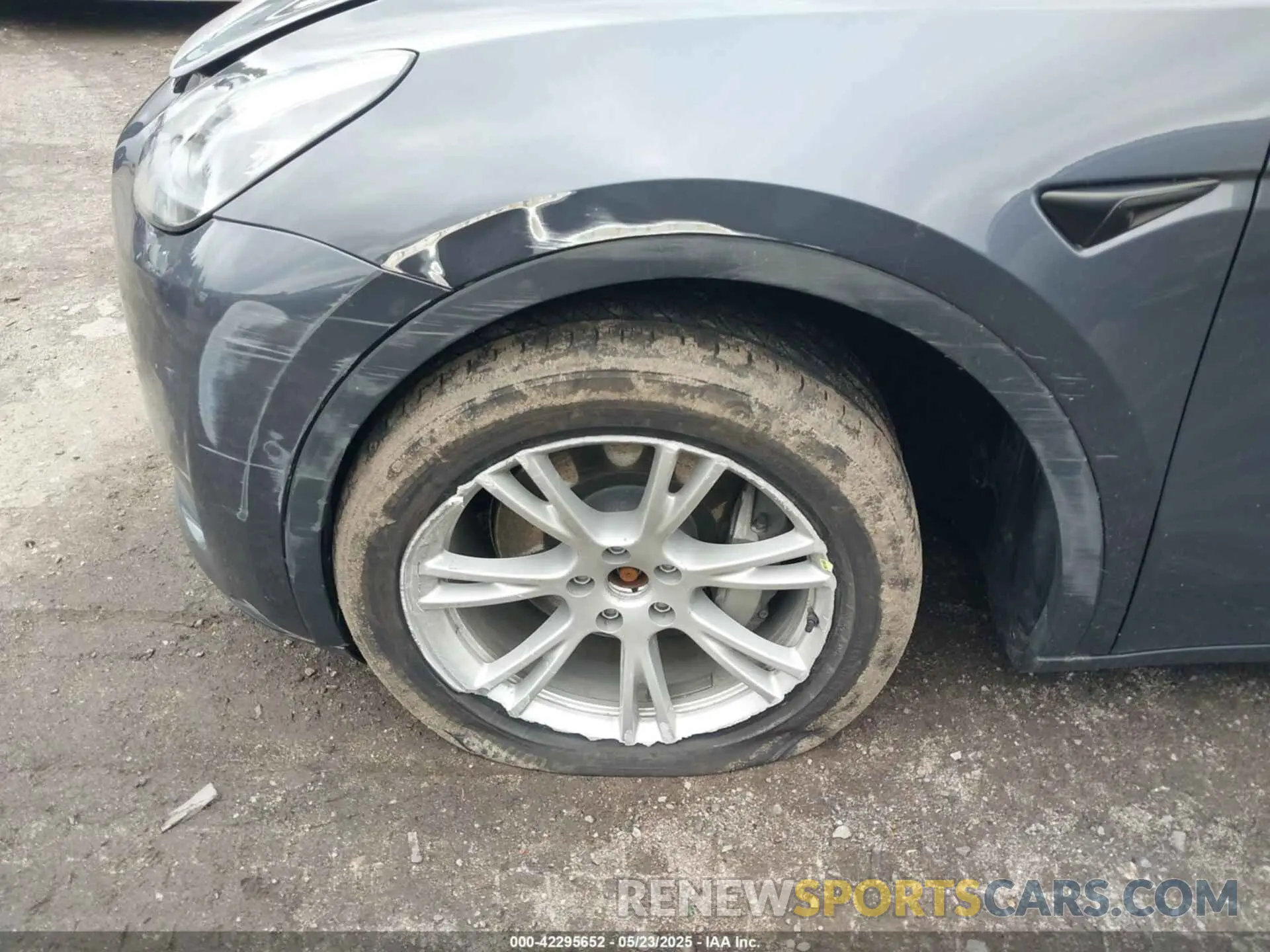 19 Photograph of a damaged car 5YJYGDEE6MF146341 TESLA MODEL Y 2021