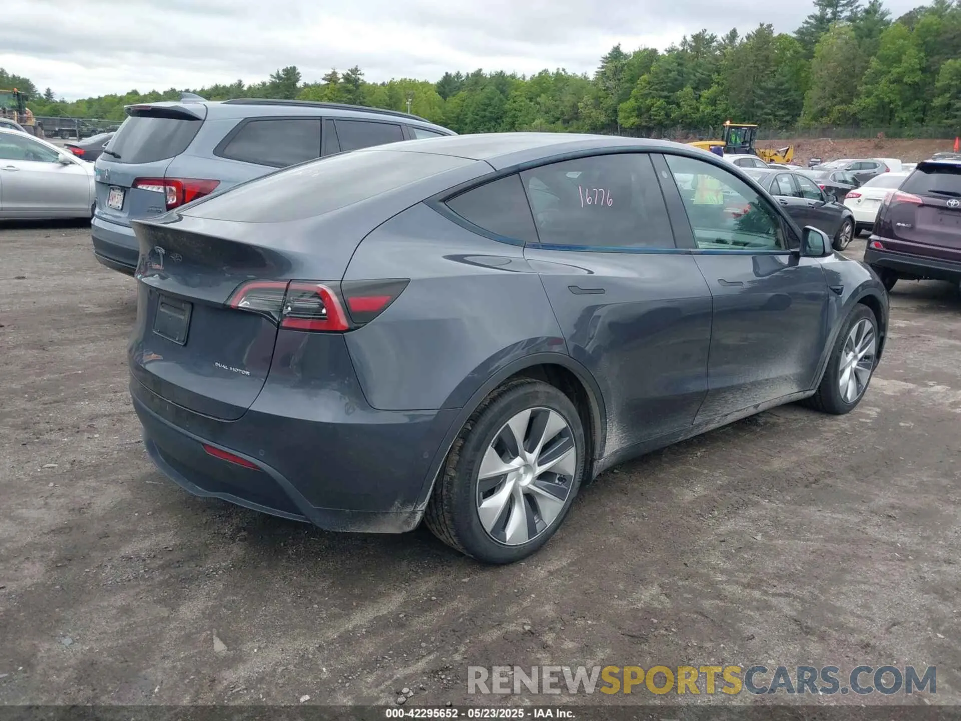 4 Photograph of a damaged car 5YJYGDEE6MF146341 TESLA MODEL Y 2021