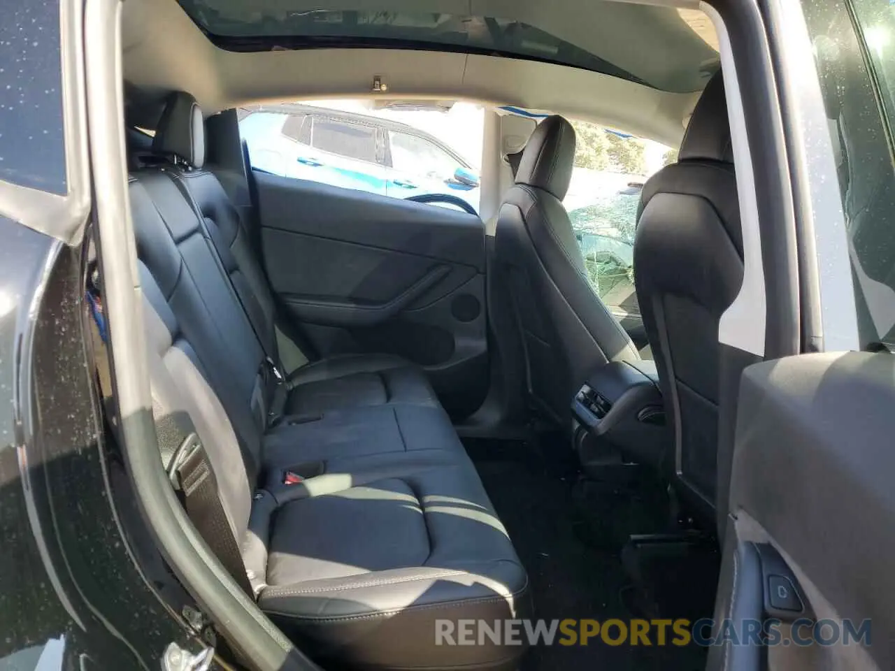 11 Photograph of a damaged car 5YJYGDEE6MF214752 TESLA MODEL Y 2021