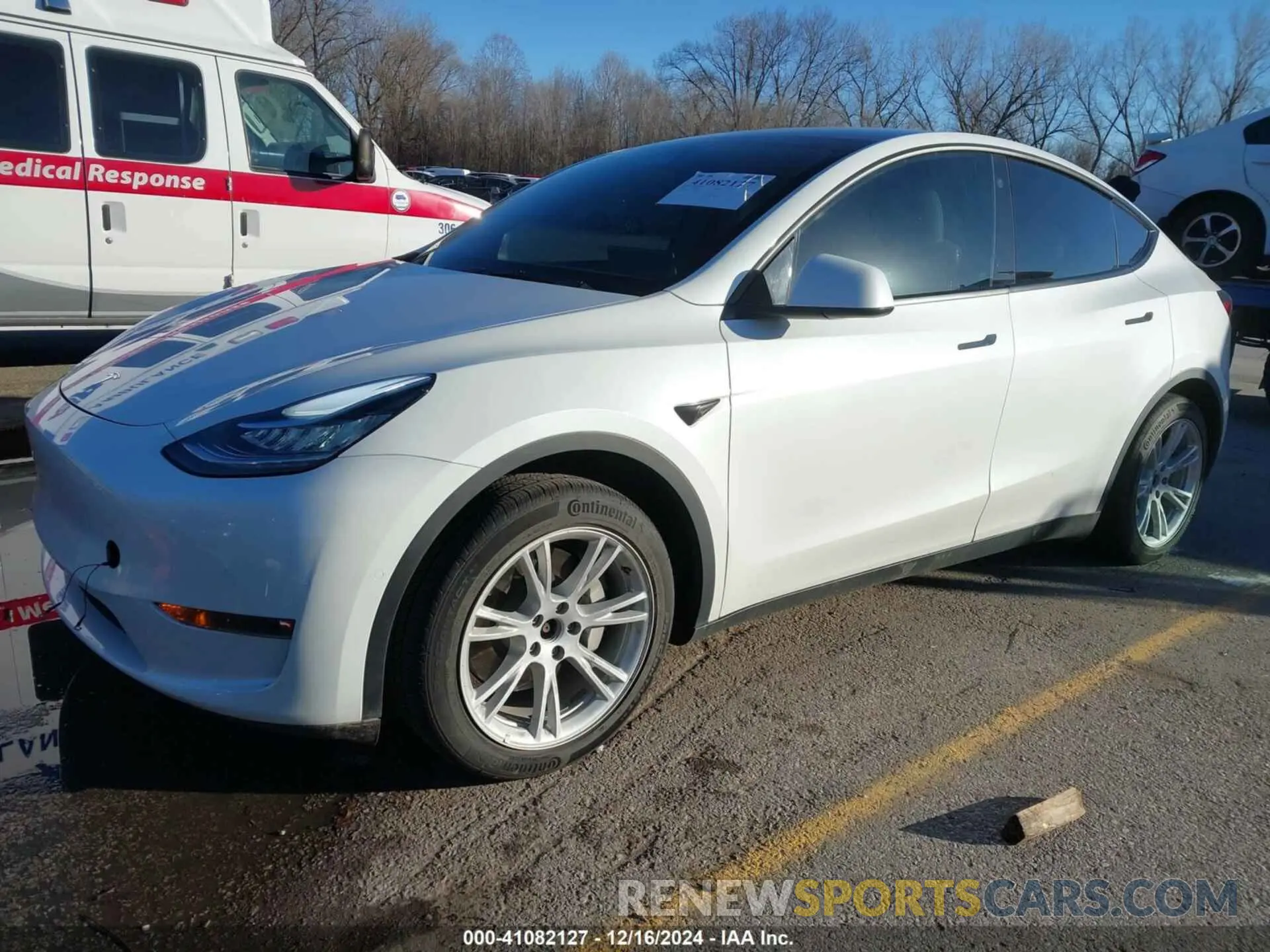 2 Photograph of a damaged car 5YJYGDEE6MF252806 TESLA MODEL Y 2021