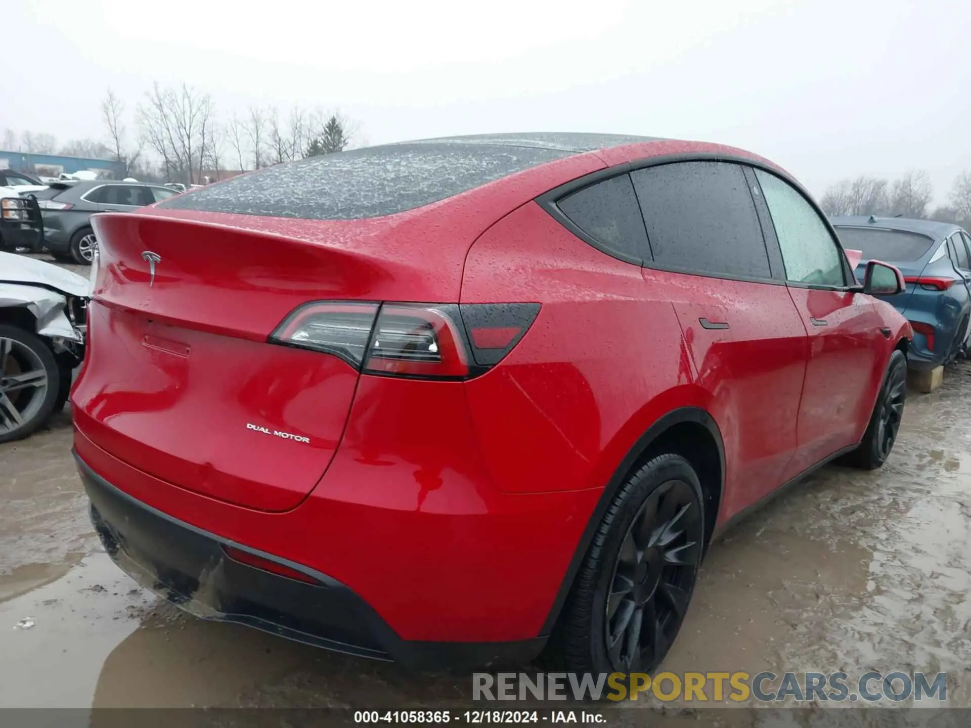 4 Photograph of a damaged car 5YJYGDEE6MF300014 TESLA MODEL Y 2021