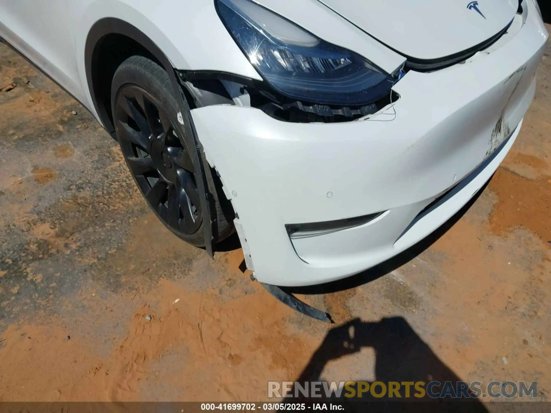 18 Photograph of a damaged car 5YJYGDEE7MF204764 TESLA MODEL Y 2021