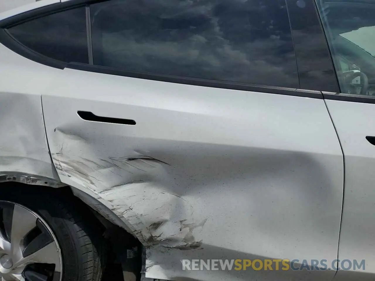 11 Photograph of a damaged car 5YJYGDEE7MF229986 TESLA MODEL Y 2021