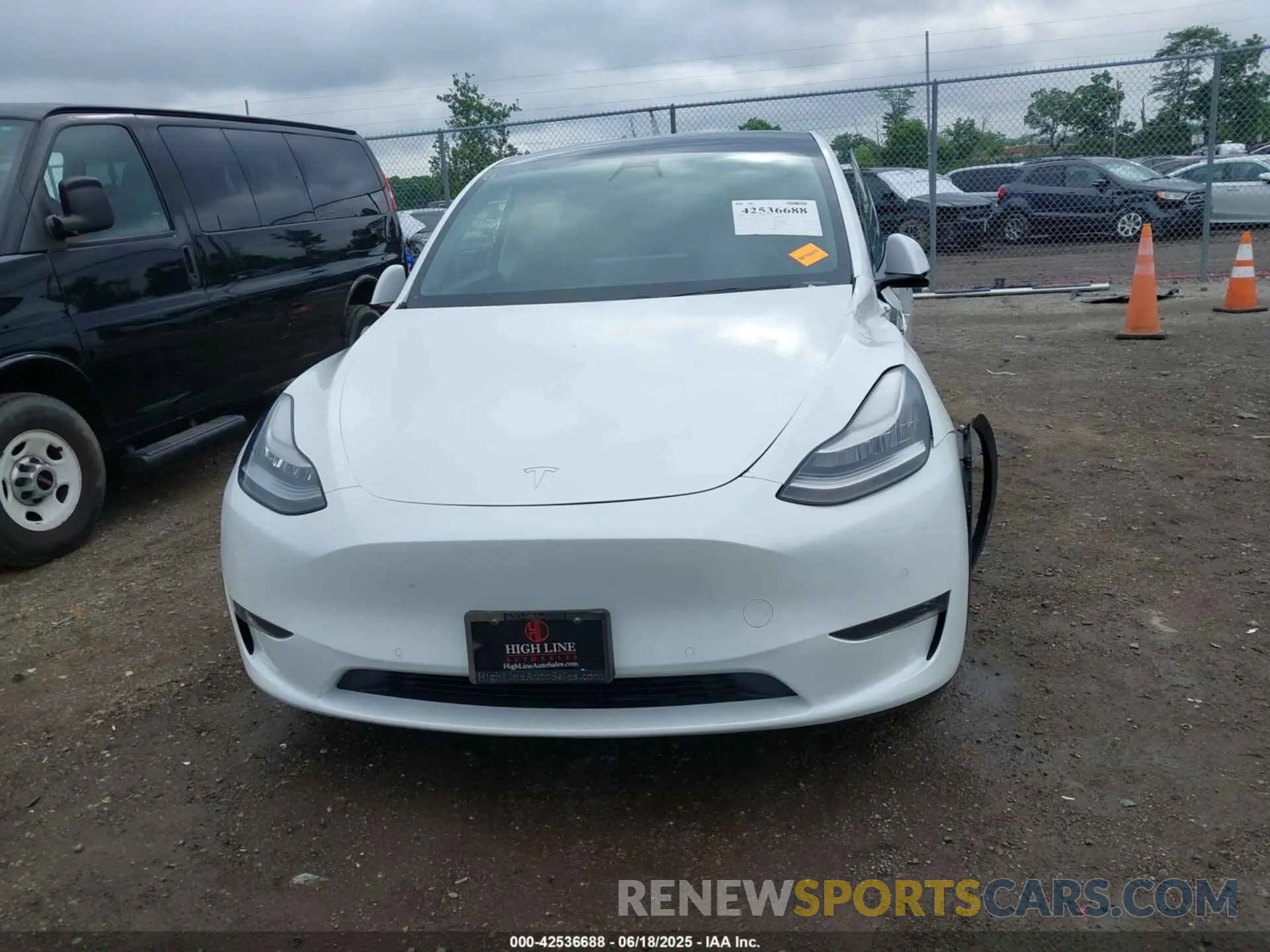 11 Photograph of a damaged car 5YJYGDEE8MF068886 TESLA MODEL Y 2021