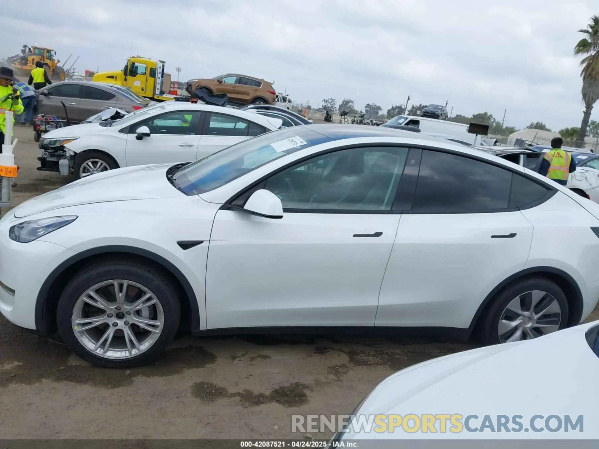 15 Photograph of a damaged car 5YJYGDEE8MF199686 TESLA MODEL Y 2021