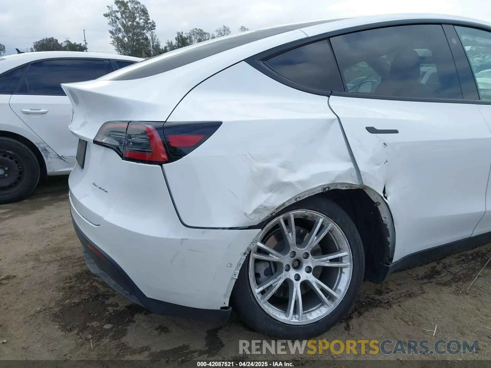 6 Photograph of a damaged car 5YJYGDEE8MF199686 TESLA MODEL Y 2021